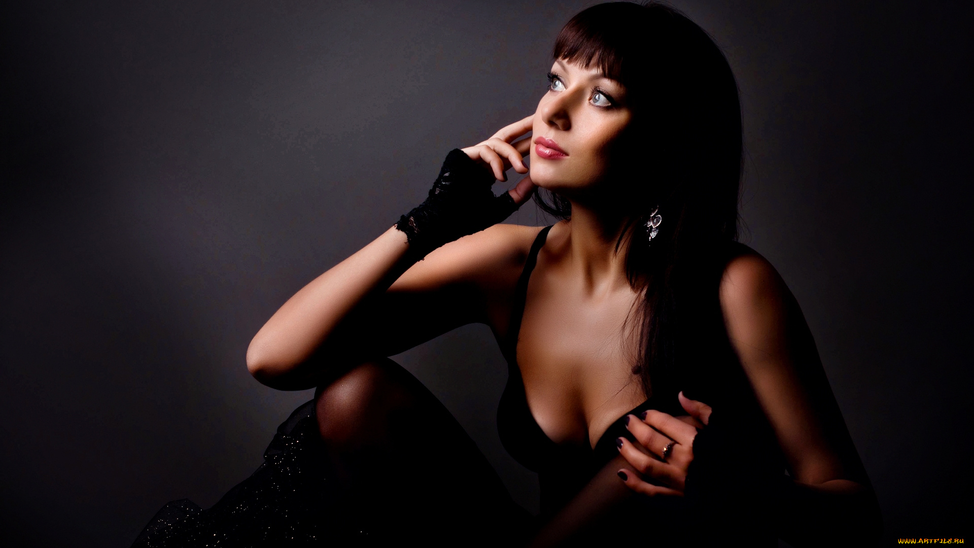 девушки, -unsort, , брюнетки, , шатенки, декольте, колени, улыбка, перчатки