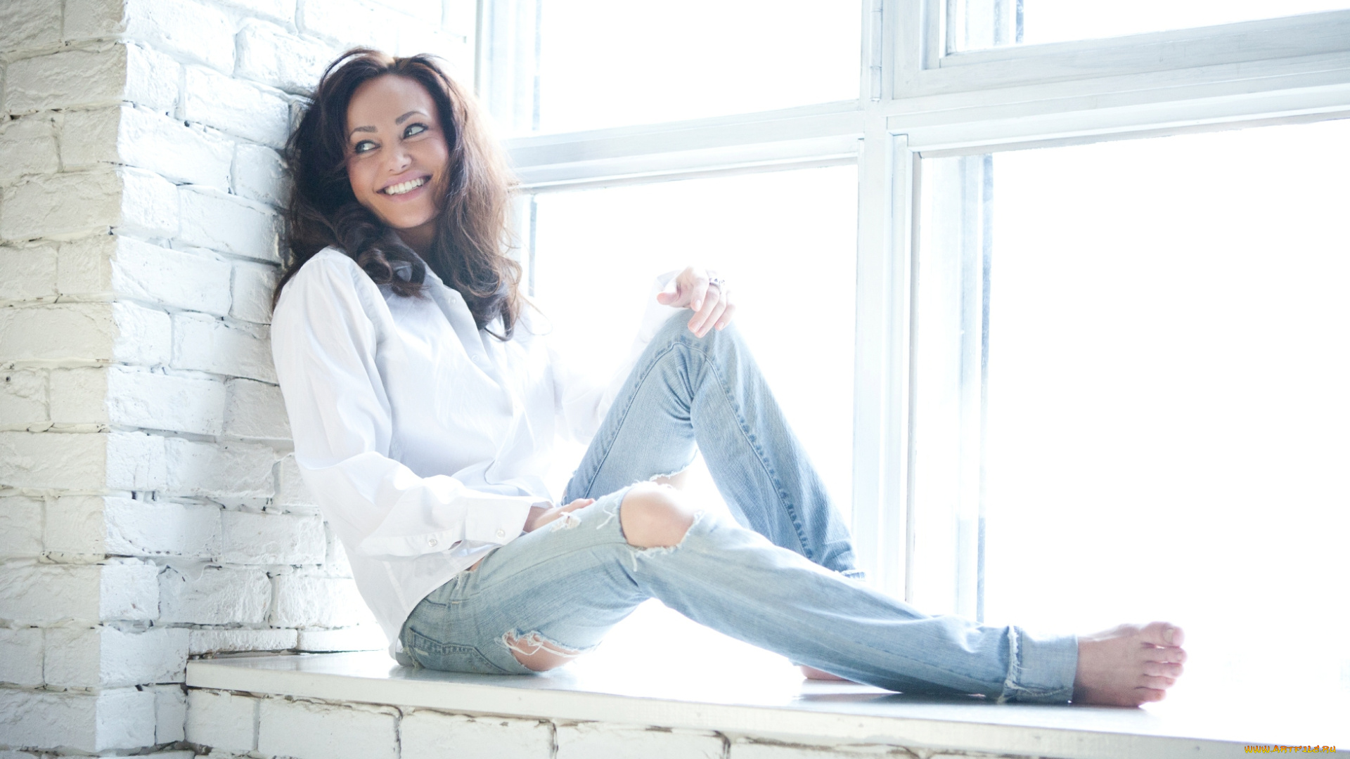 девушки, -unsort, , брюнетки, , шатенки, окно, улыбка, рубашка, кирпичи, подоконник, джинсы