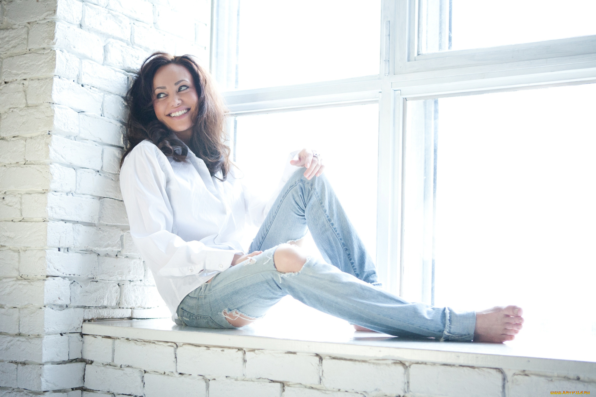 девушки, -unsort, , брюнетки, , шатенки, окно, улыбка, рубашка, кирпичи, подоконник, джинсы
