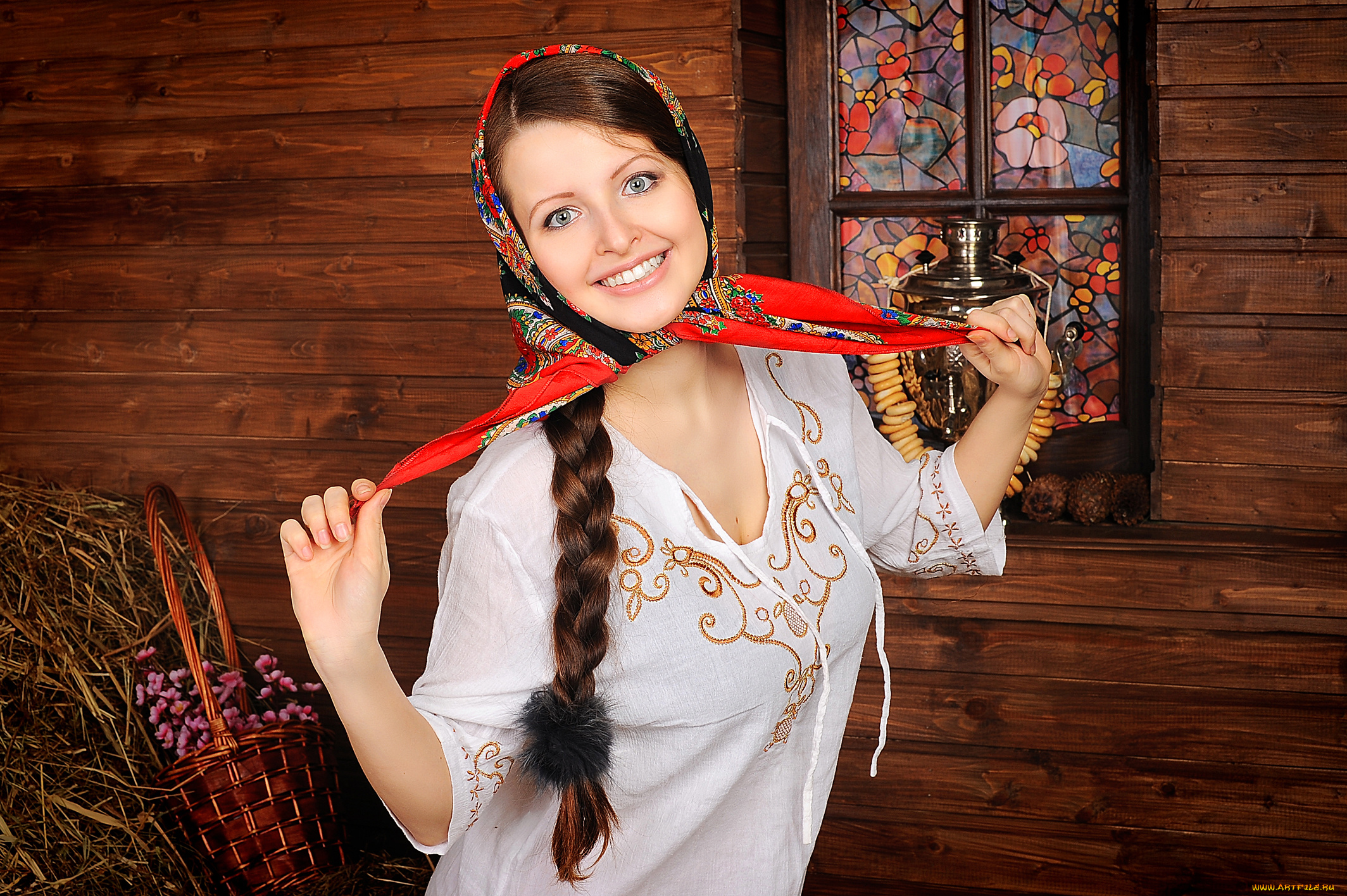 девушки, -unsort, , брюнетки, , шатенки, витраж, окно, самовар, блузка, коса, косынка, изба, цветы, корзина, сено, улыбка