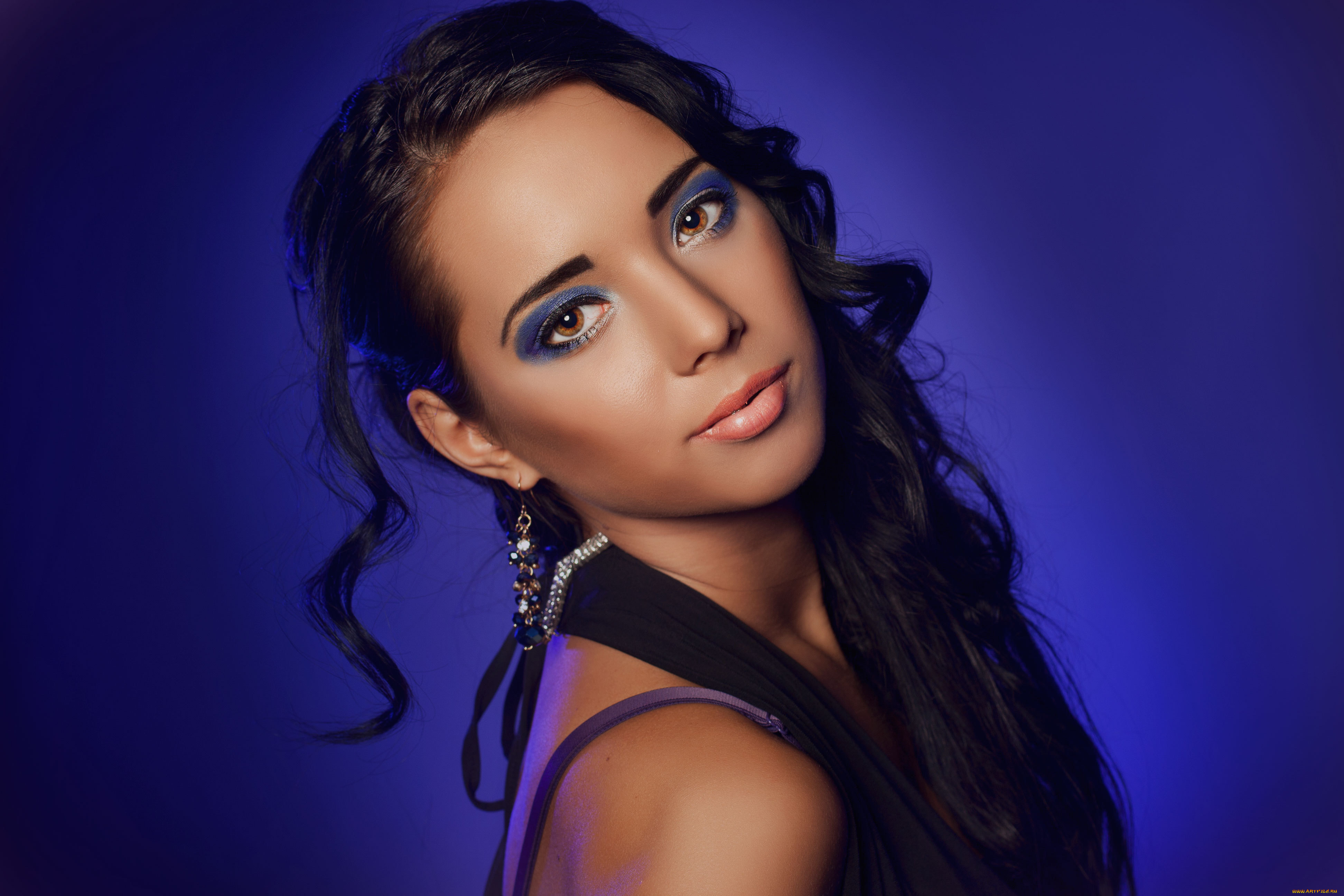 девушки, -unsort, , лица, , портреты, макияж, синий, фон, серьги, улыбка