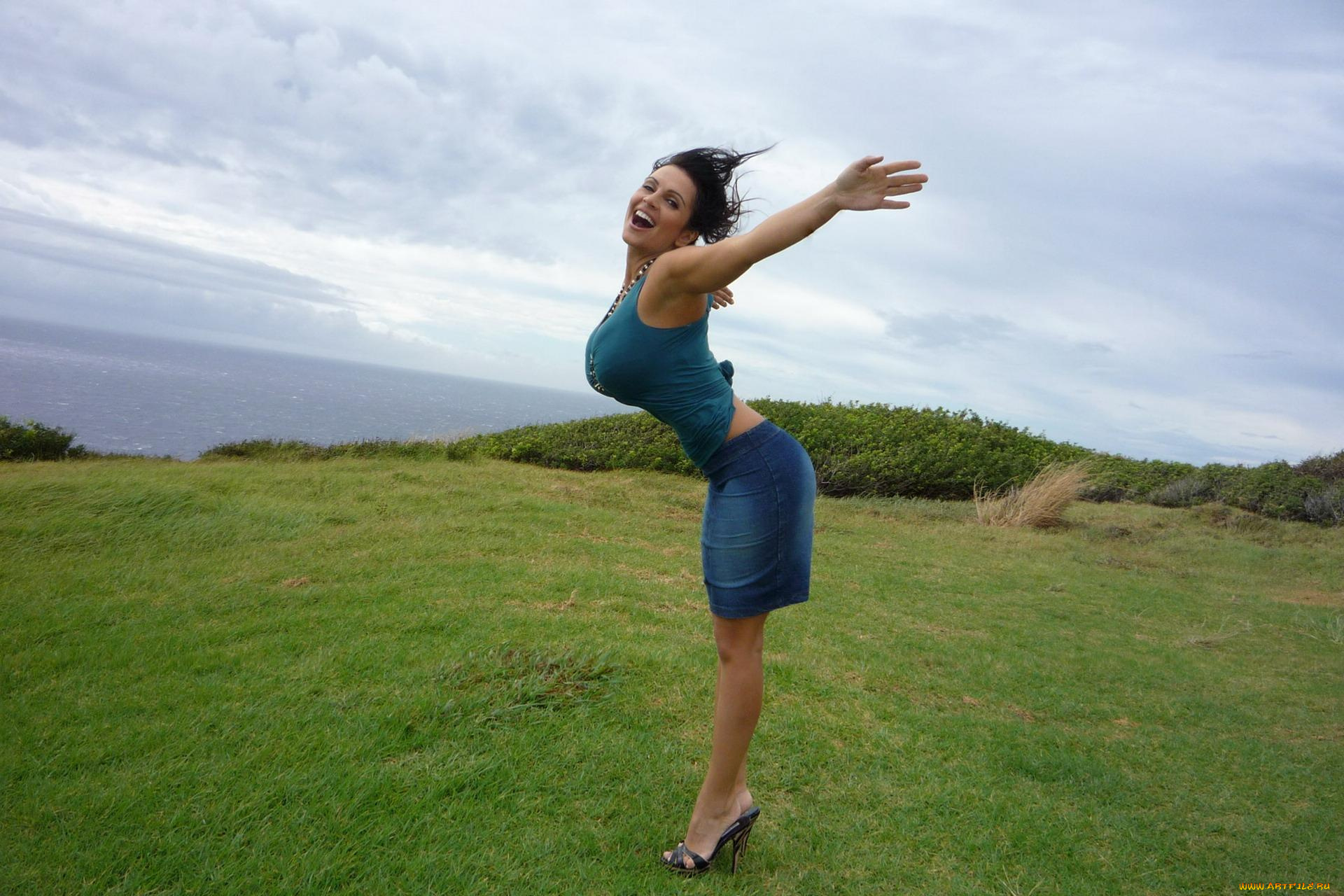 девушки, denise, milani, брюнетка, топ, юбка, каблуки, поляна