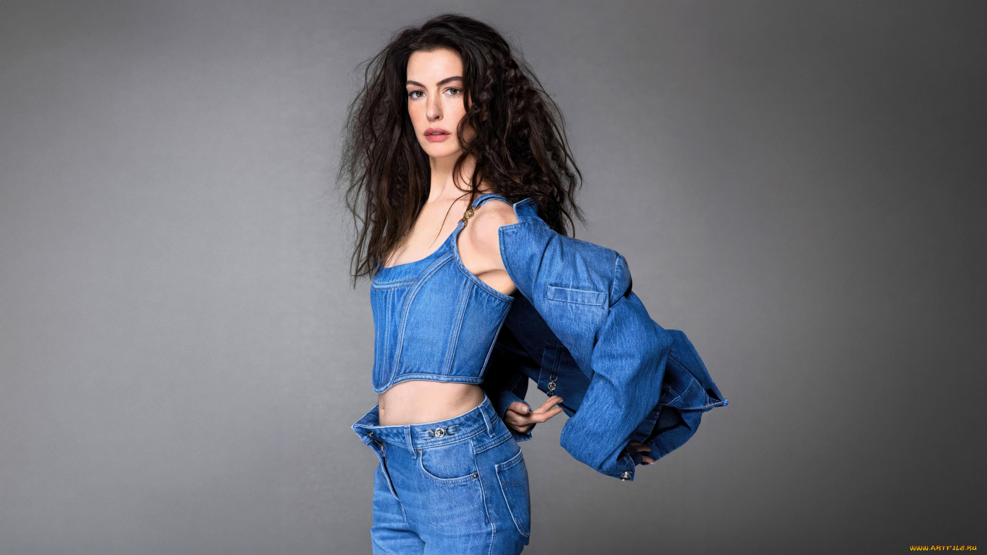 девушки, anne, hathaway, актриса, шатенка, джинсы, топ, куртка