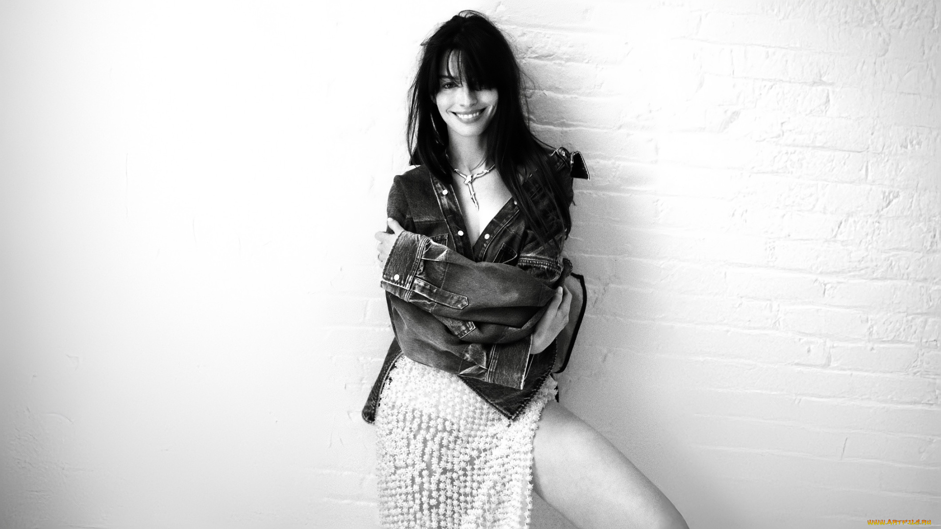 девушки, anne, hathaway, черно-белая, актриса, жакет, юбка, стена