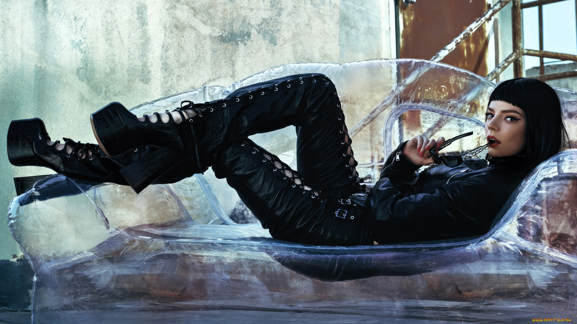 девушки, anya, taylor, joy, актриса, брюнетка, куртка, штаны, каблуки, диван, очки