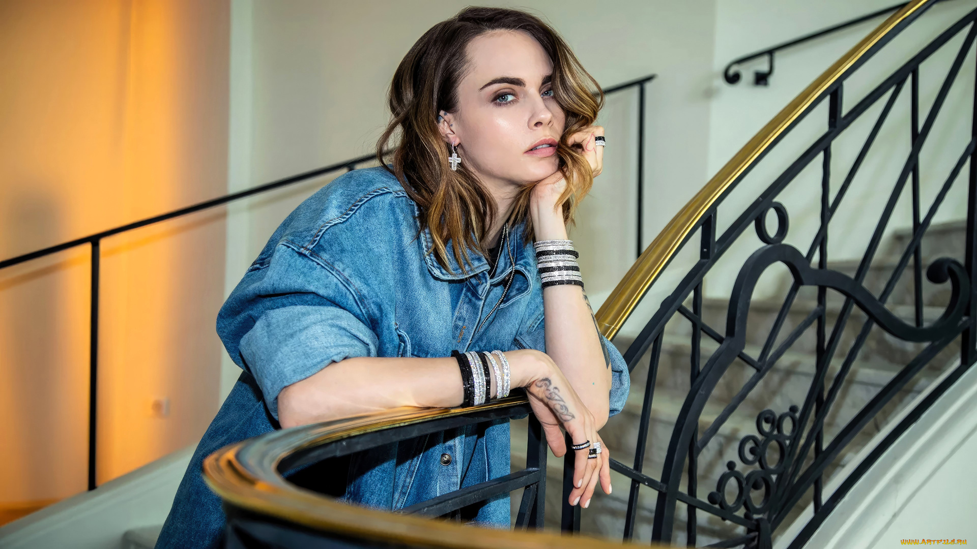 девушки, cara, delevingne, актриса, шатенка, куртка, браслеты, перила, лестница