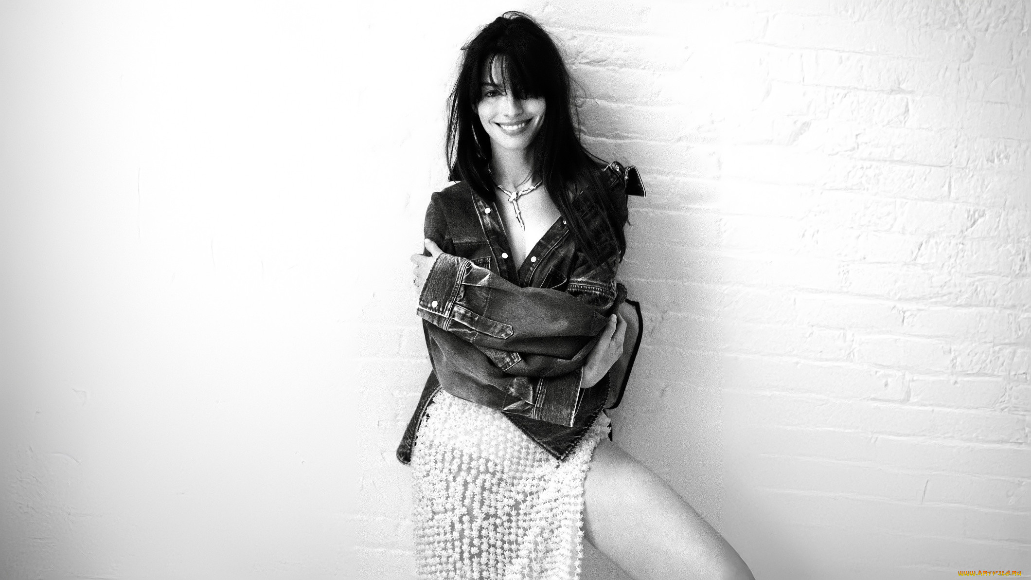 девушки, anne, hathaway, черно-белая, актриса, жакет, юбка, стена