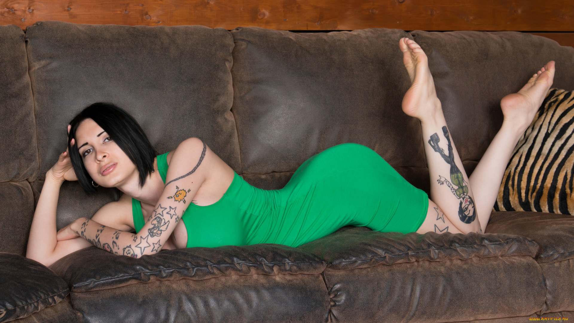 девушки, ariane, saint-amour, девушка, ariane, saint-amour, тату, поза, диван, брюнетка, платье