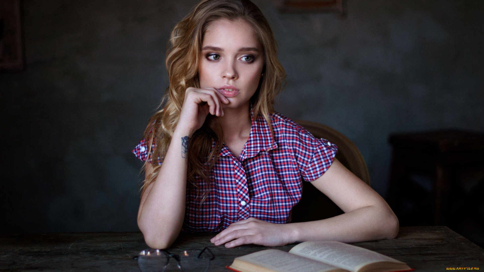 katya, kotaro, девушки, катя, котаро, портрет, блондинка, катя, котаро, палец, на, губах, сидя, за, столом, стол, книги, платье