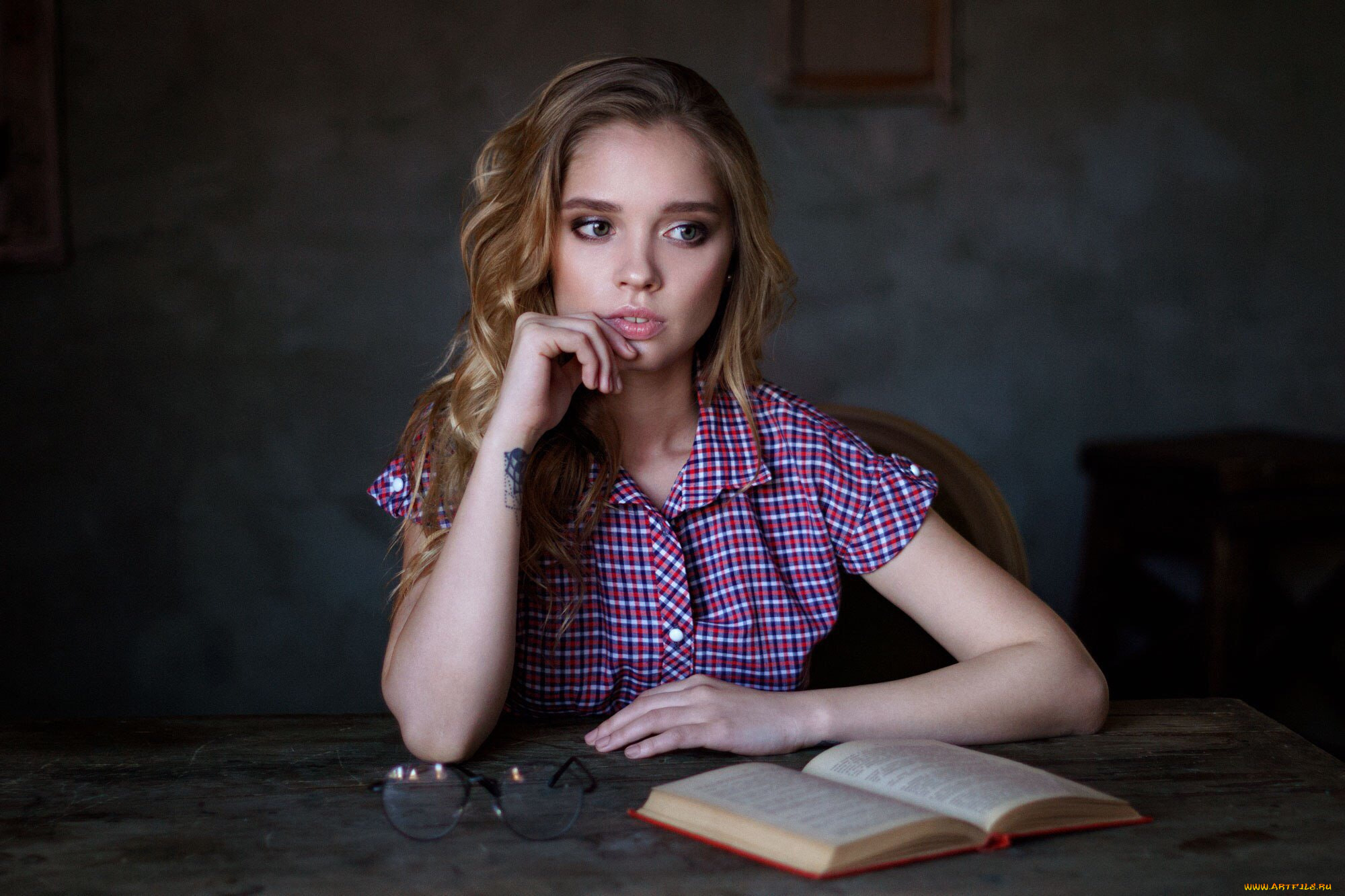katya, kotaro, девушки, катя, котаро, портрет, блондинка, катя, котаро, палец, на, губах, сидя, за, столом, стол, книги, платье