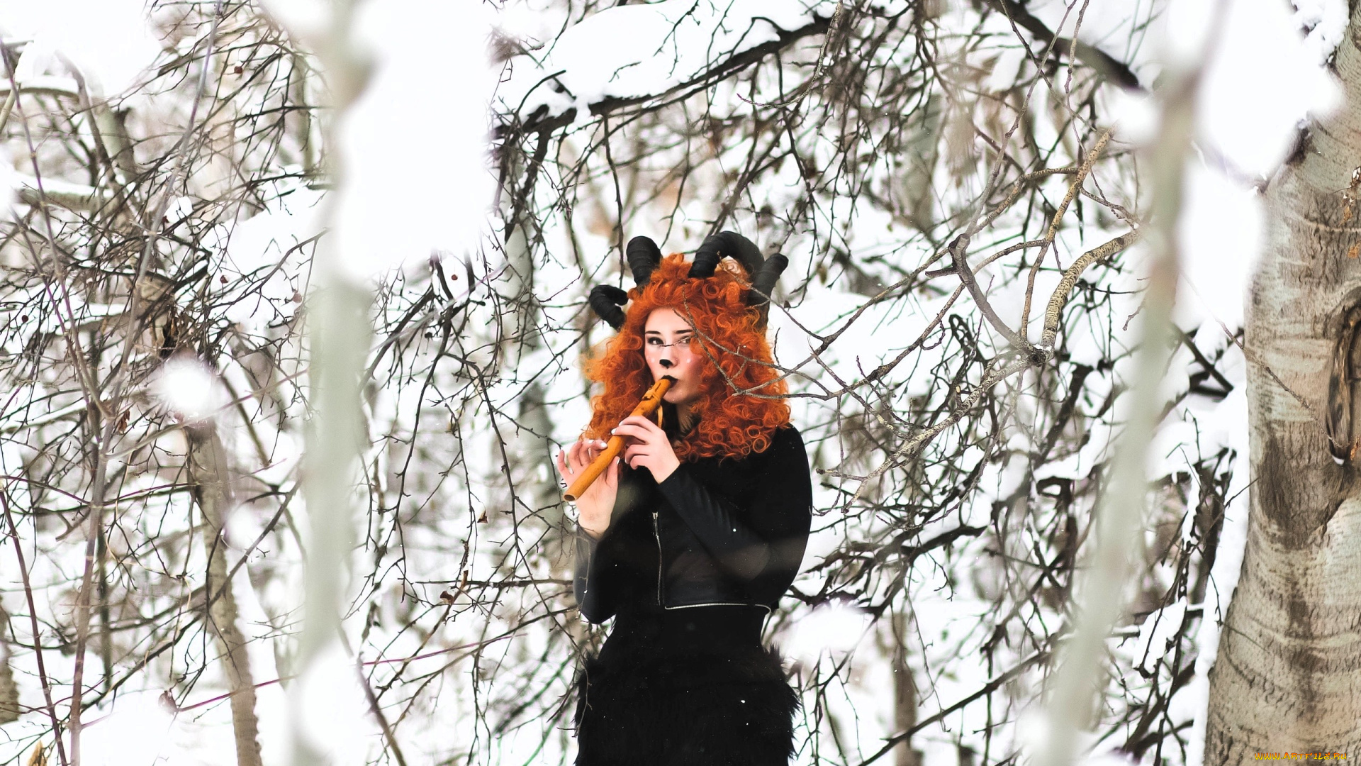 девушки, ира, сокол, образ, косплей, наряд, костюм, нос, рога, лес, ветки, зима, снег, дудка