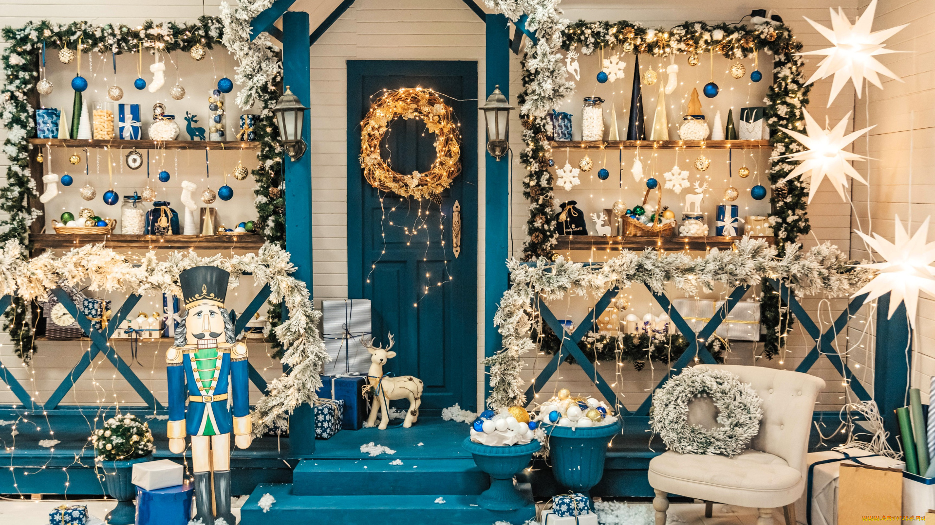 праздничные, украшения, дом, дверь, полки, снег, кресло, фигурки