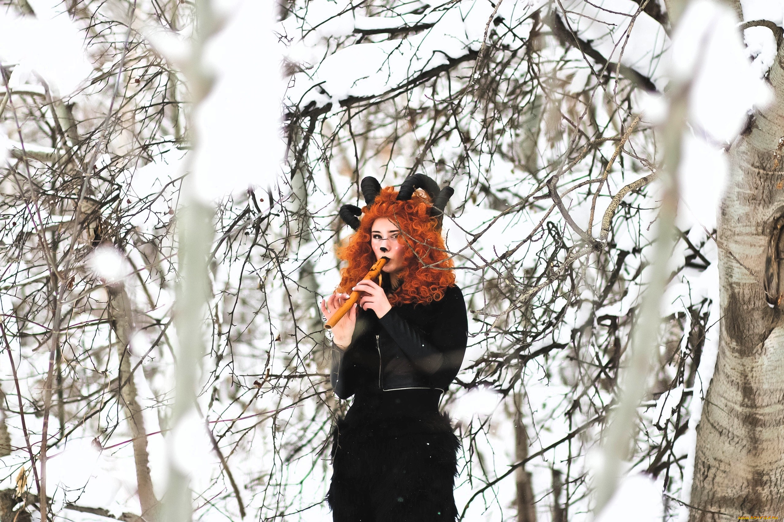 девушки, ира, сокол, образ, косплей, наряд, костюм, нос, рога, лес, ветки, зима, снег, дудка