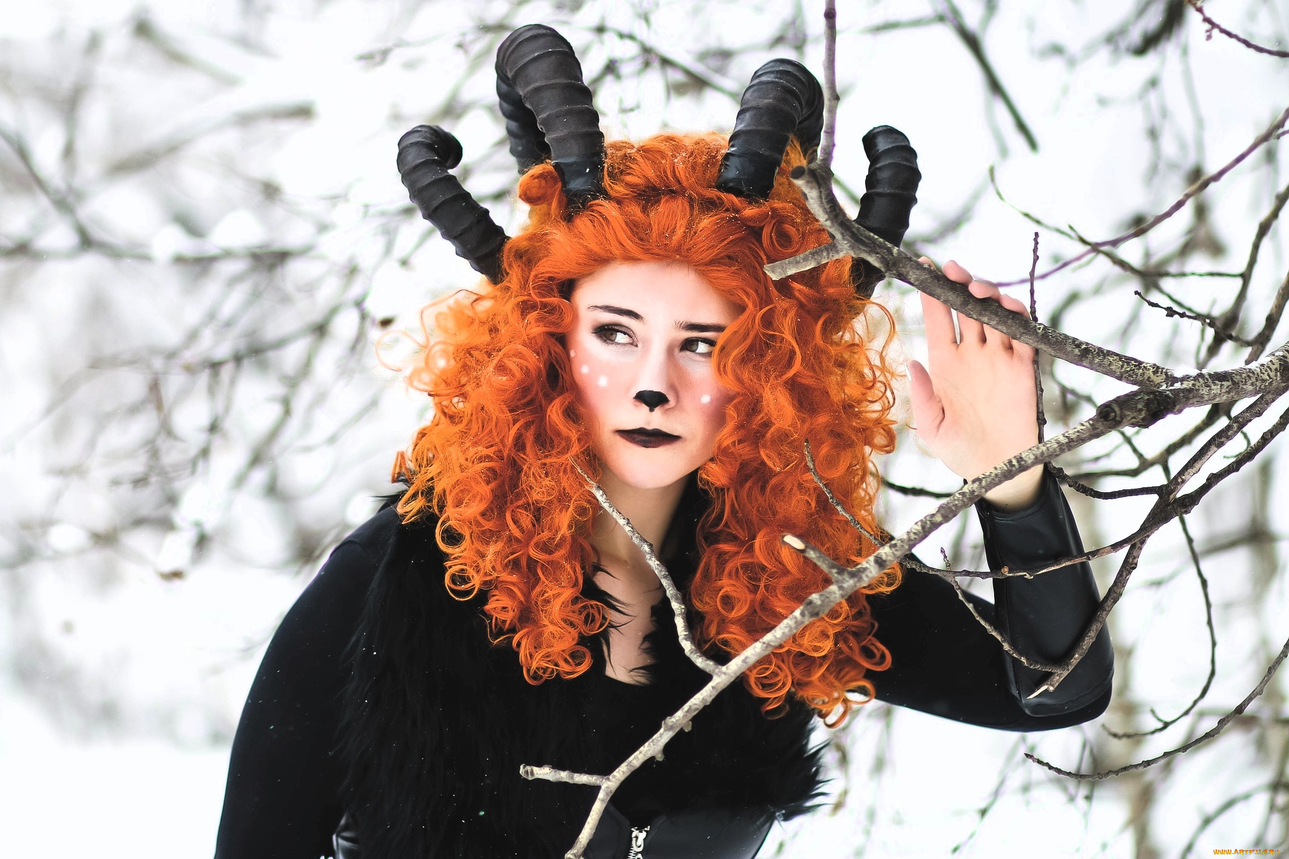 девушки, ира, сокол, образ, косплей, наряд, костюм, нос, рога, лес, ветки, зима, снег