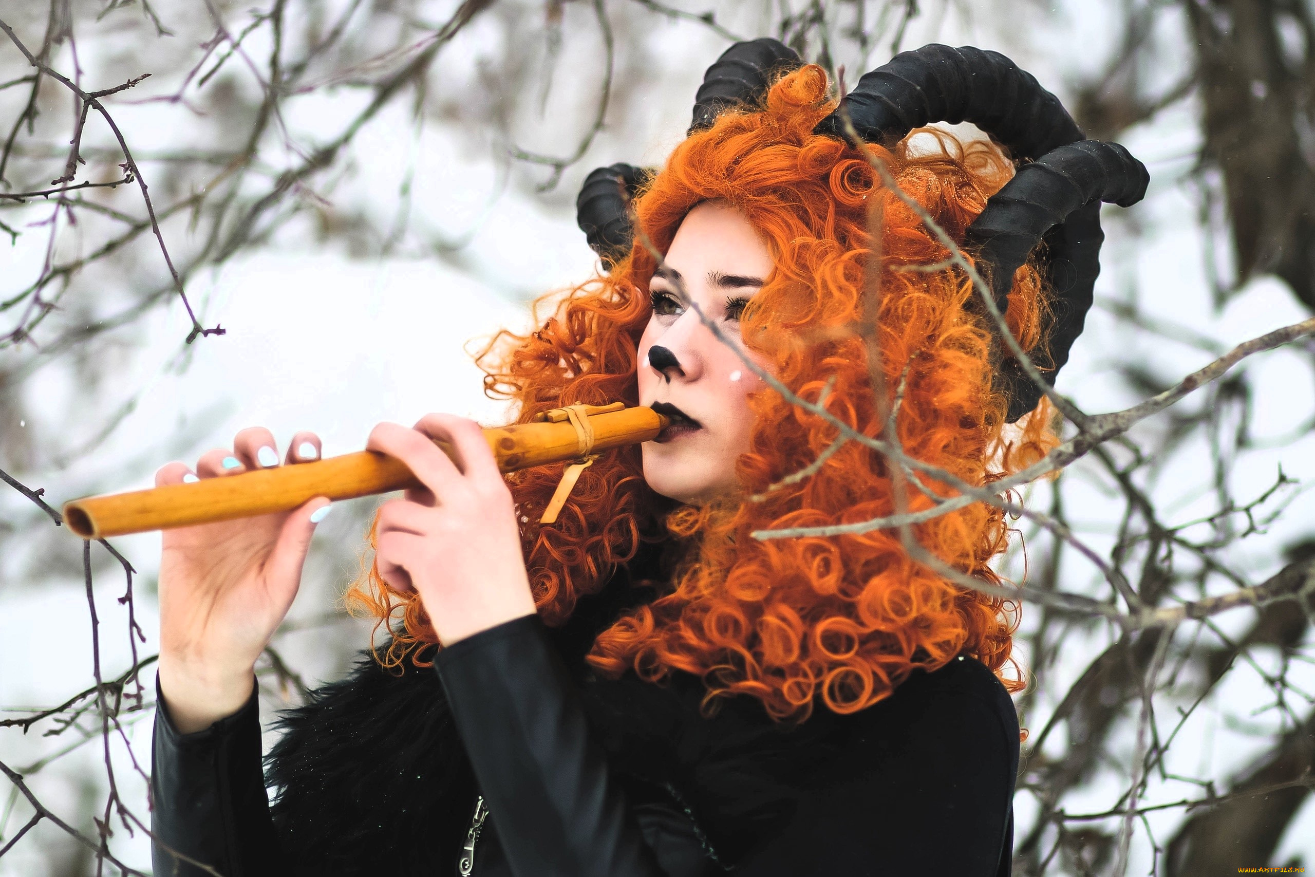 девушки, ира, сокол, образ, косплей, наряд, костюм, нос, рога, лес, ветки, зима, снег, дудка
