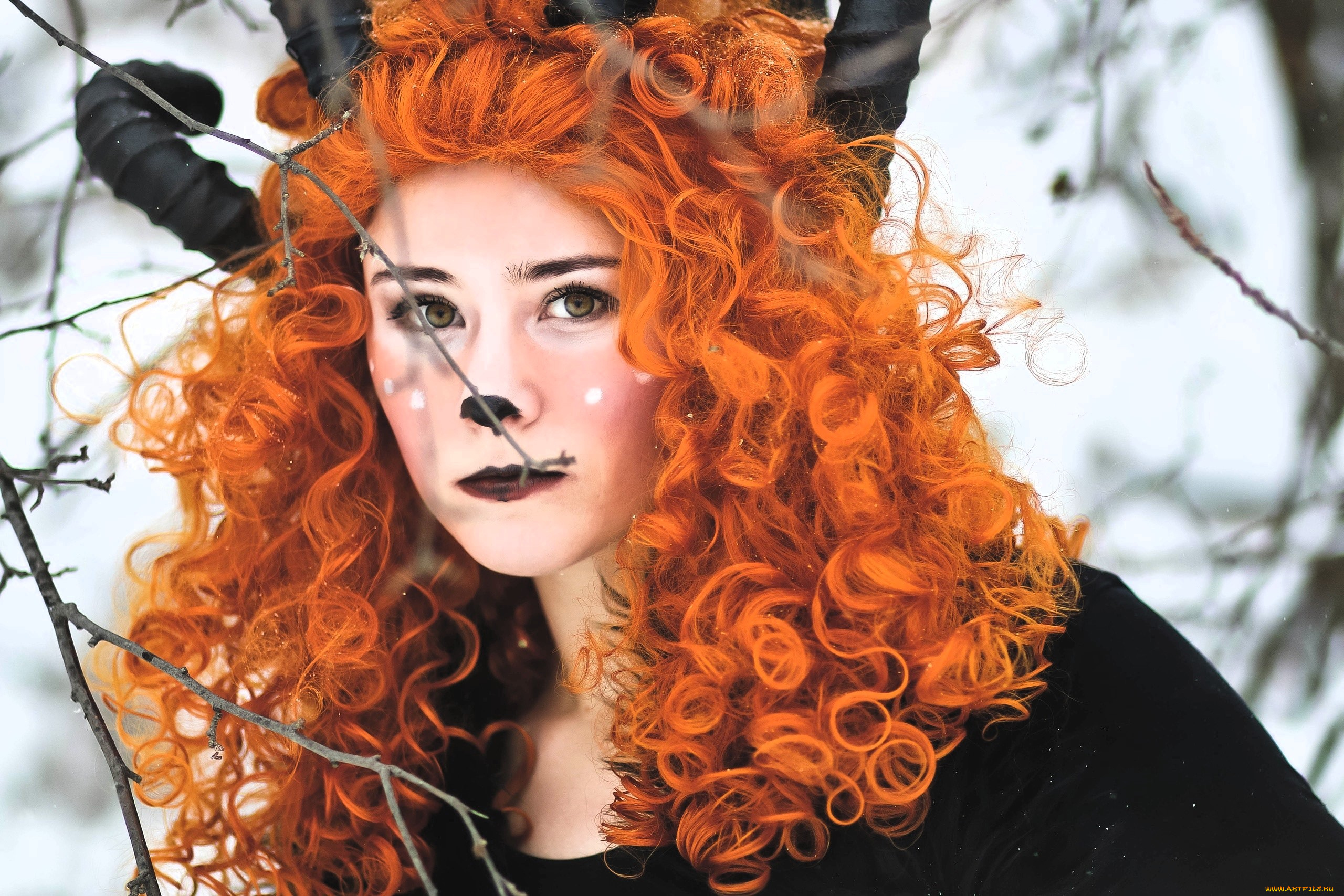 девушки, ира, сокол, образ, косплей, наряд, костюм, нос, рога, лес, ветки, зима, снег