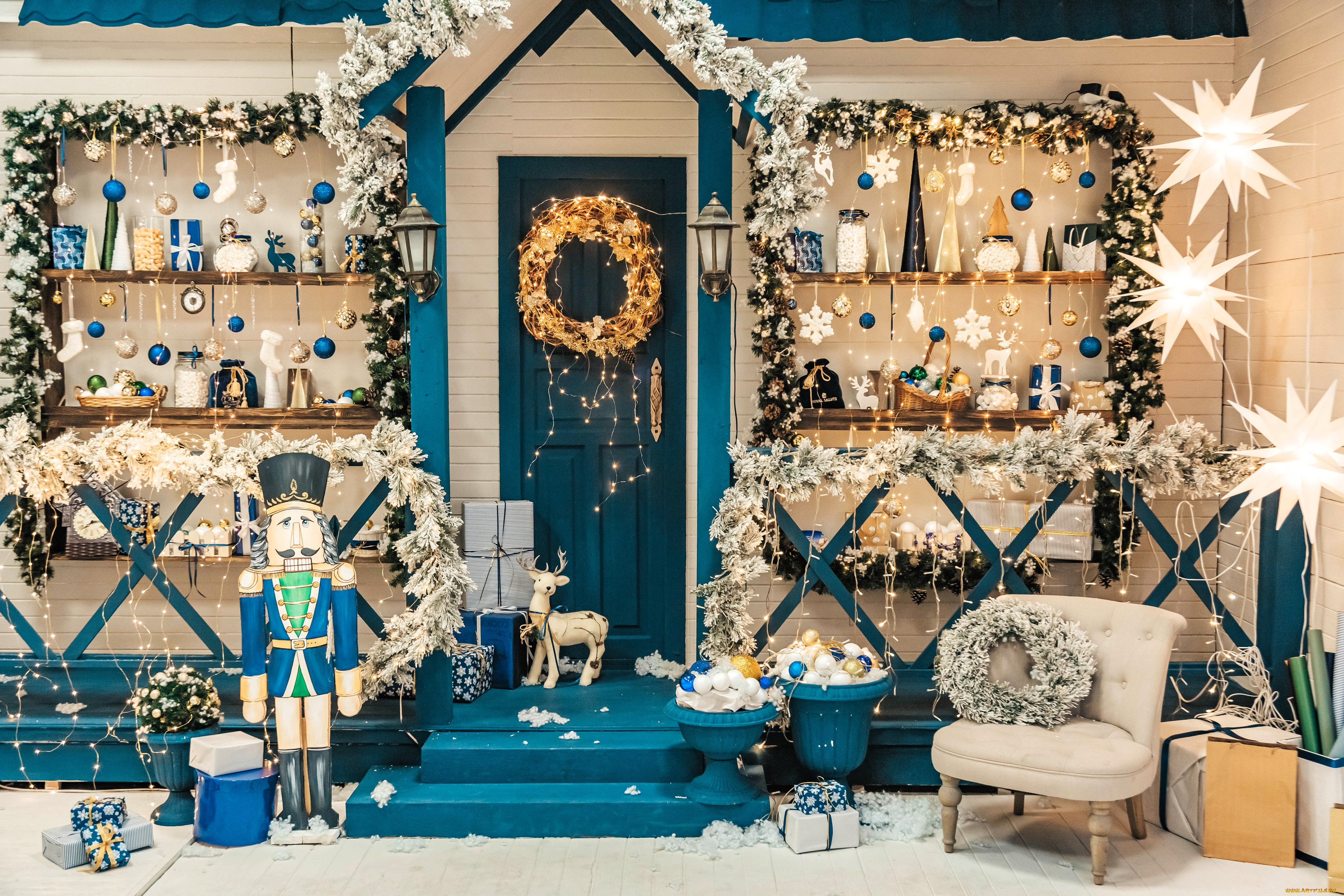 праздничные, украшения, дом, дверь, полки, снег, кресло, фигурки