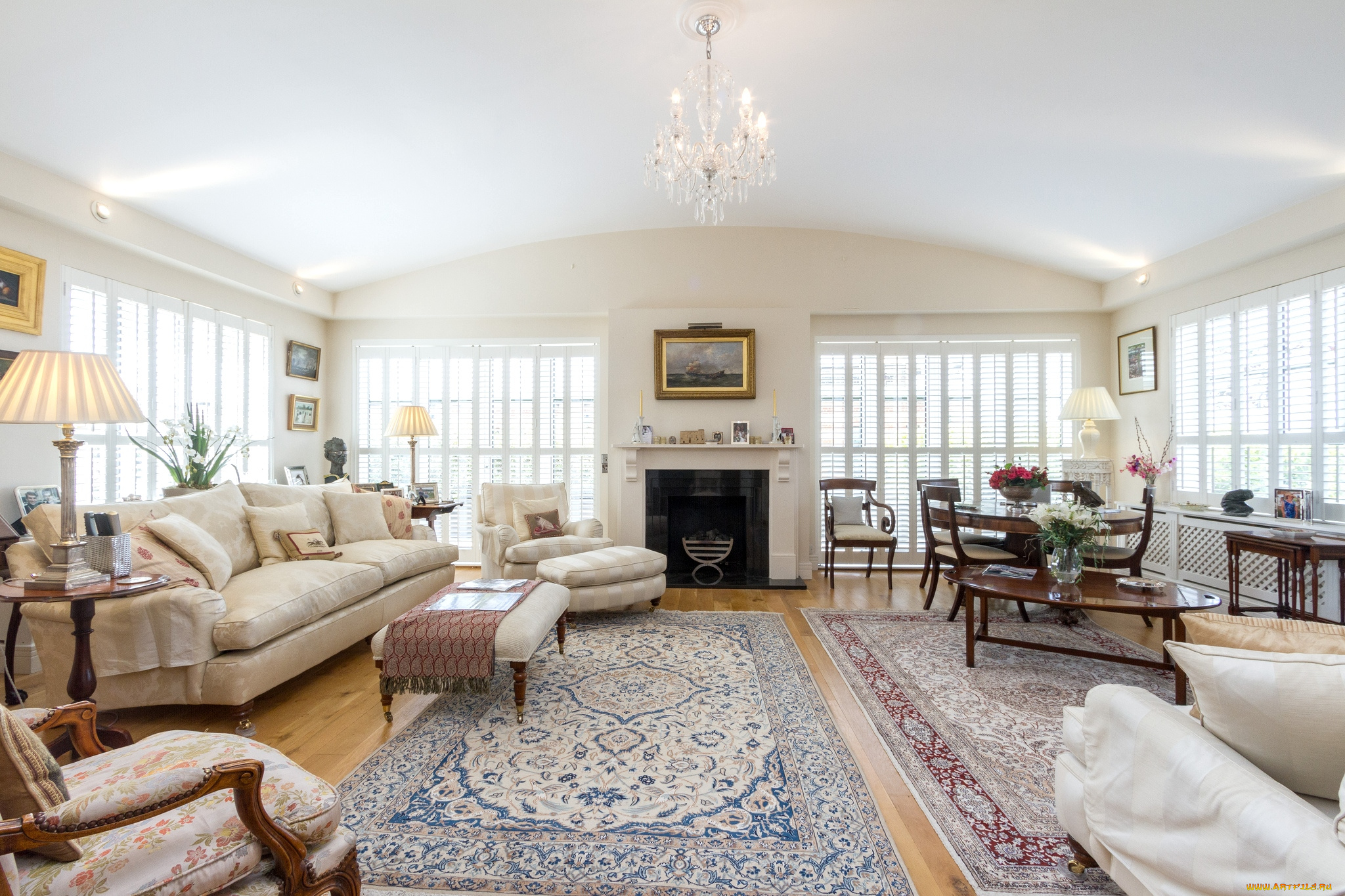 интерьер, гостиная, диван, камин, стол