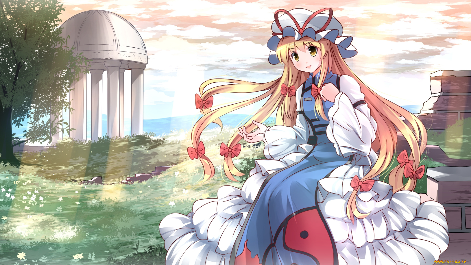 аниме, touhou, трава, деревья, шляпка, улыбка, девушка, risutaru, лучи, yakumo, yukari, небо, строение, бантики, облака