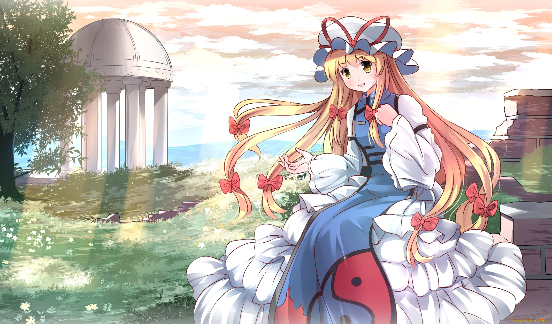 аниме, touhou, трава, деревья, шляпка, улыбка, девушка, risutaru, лучи, yakumo, yukari, небо, строение, бантики, облака