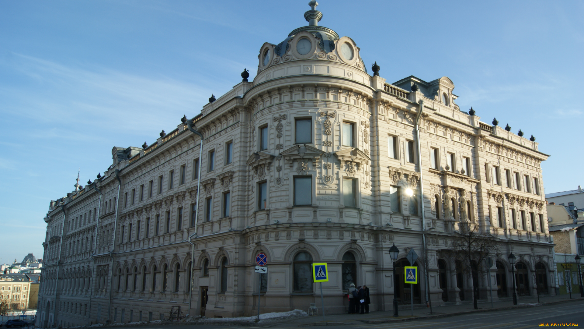 казань, , ул, , кремлевская, , мусы, джалиля, города, -, здания, , дома, здание, улица, небо, прохожие, дорожные, знаки