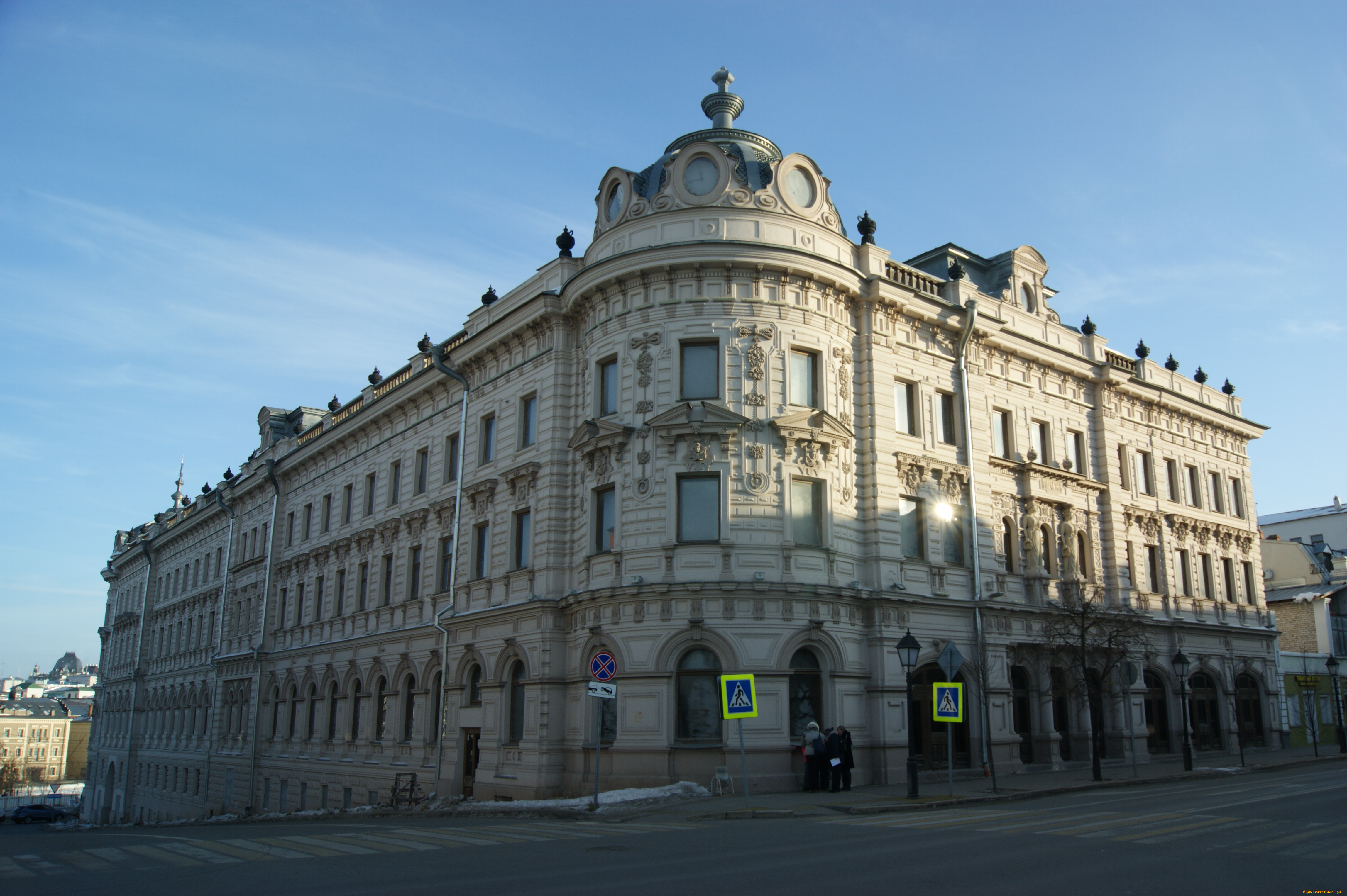 казань, , ул, , кремлевская, , мусы, джалиля, города, -, здания, , дома, здание, улица, небо, прохожие, дорожные, знаки