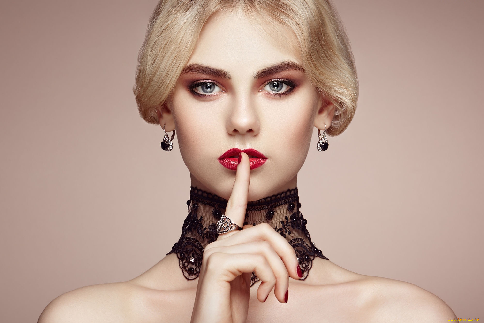 девушки, -, лица, , портреты, серьги, кольцо, блондинка, макияж, жест