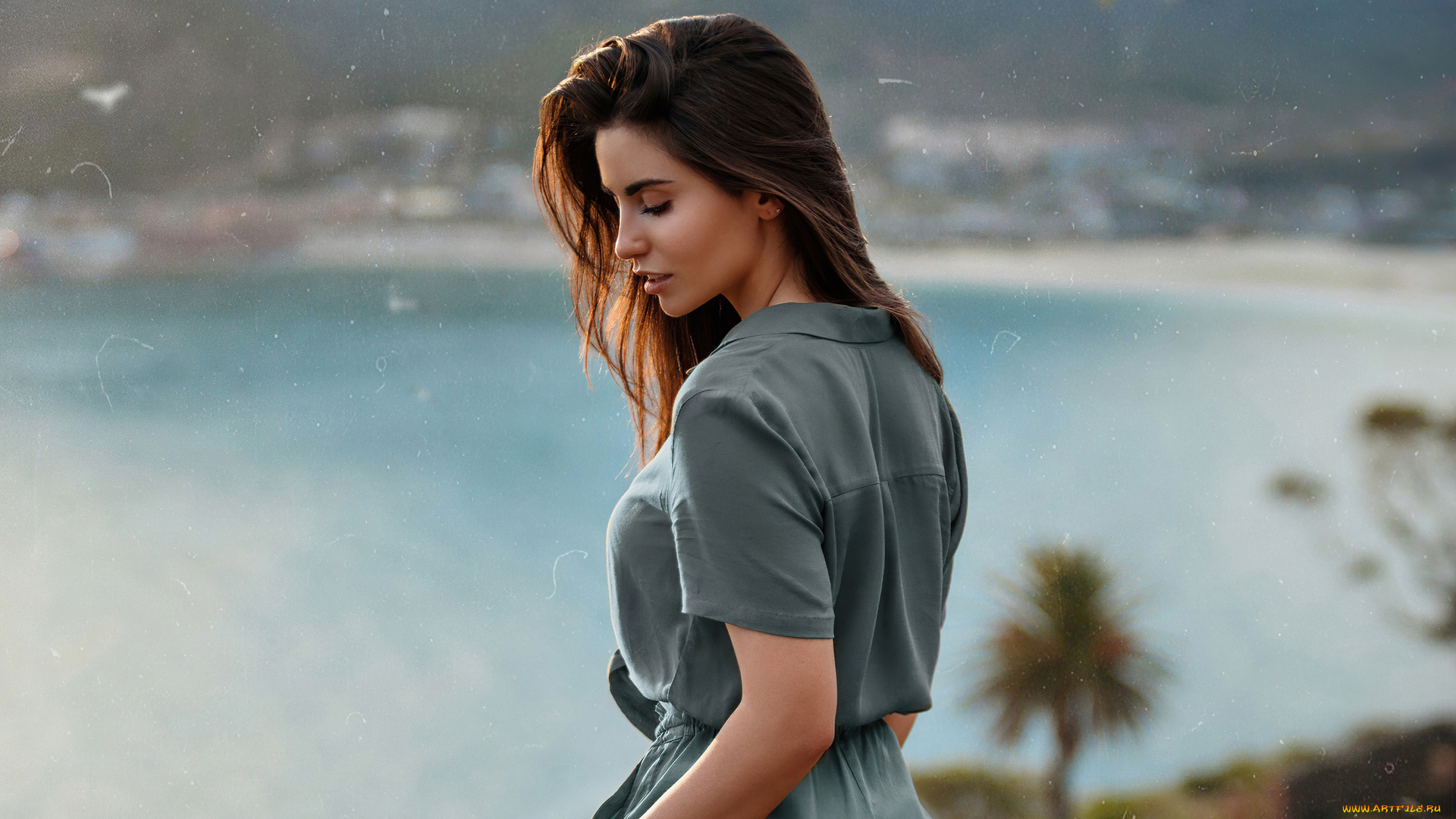 девушки, ирина, кокоева, , irina, dreyt, улыбка, ирина, дрейт, модель, брюнетка, глубина, резкости, платье, зеленое, закрытые, глаза, пальмы, деревья, вода, побережье, сзади, вид, сбоку, профиль