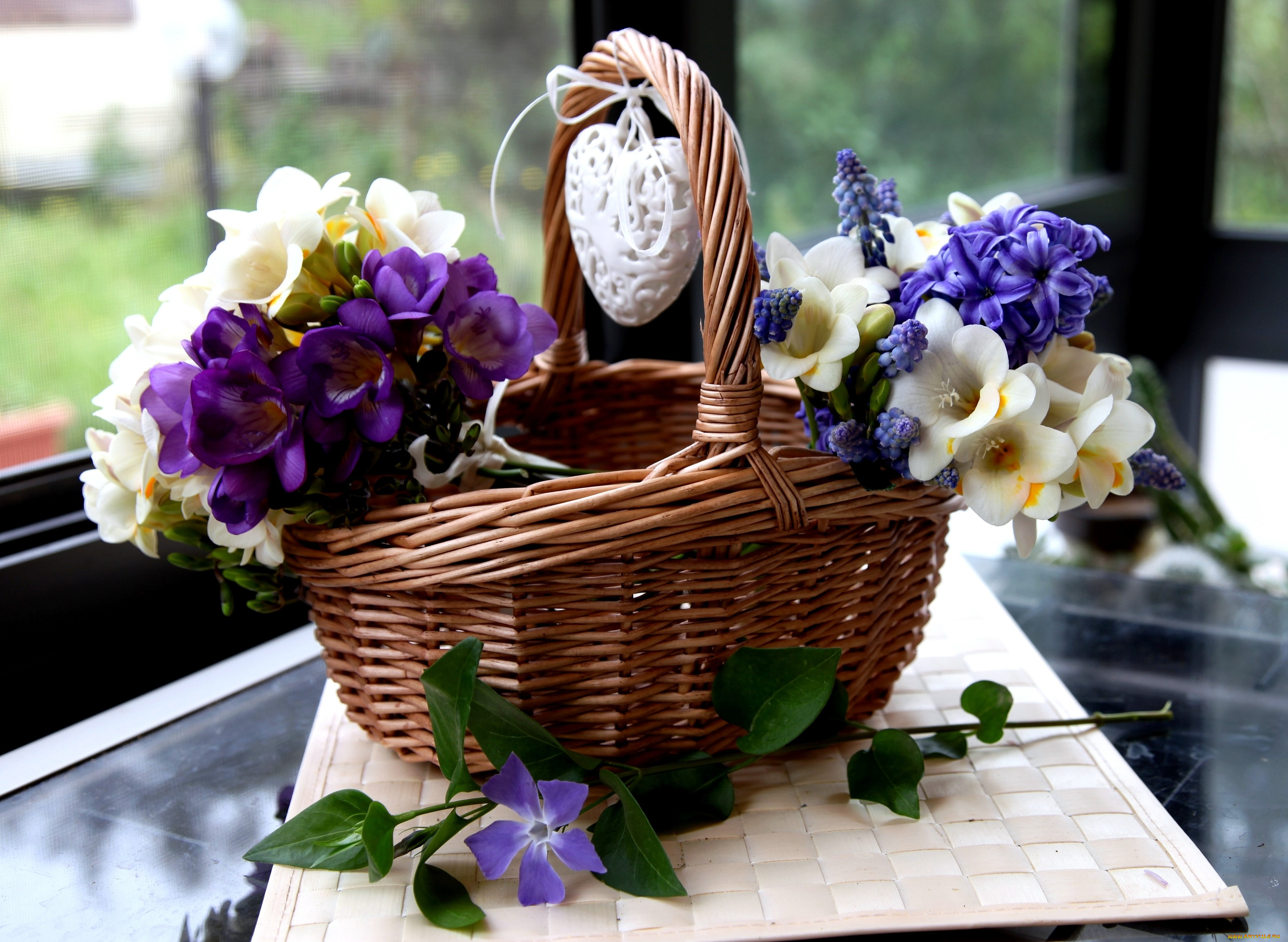 цветы, разные, вместе, сердечко, корзина, барвинок, фрезия, гиацинты