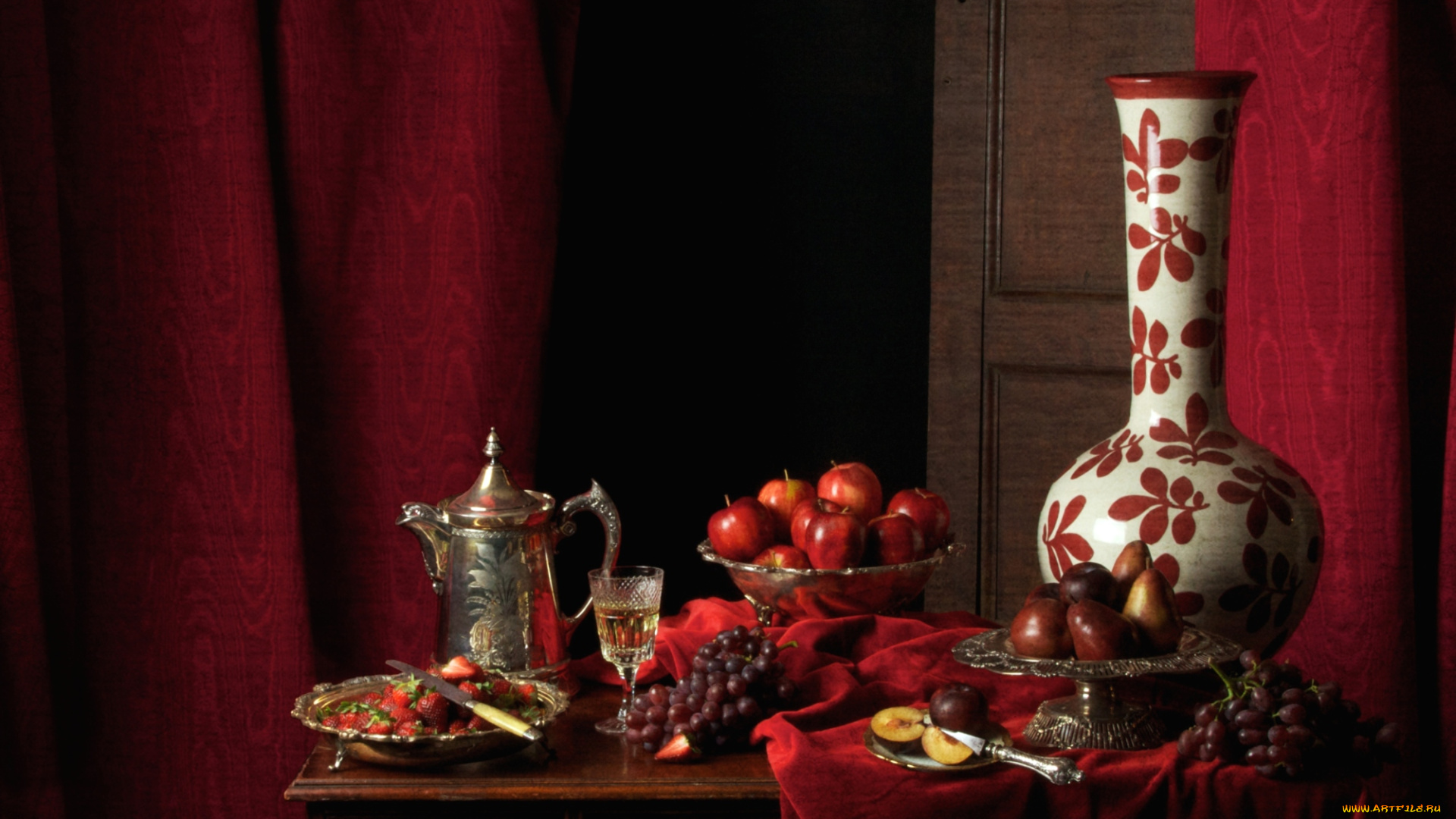 еда, натюрморт, груши, ваза, виноград, яблоки, сливы, вино, шторы, клубника
