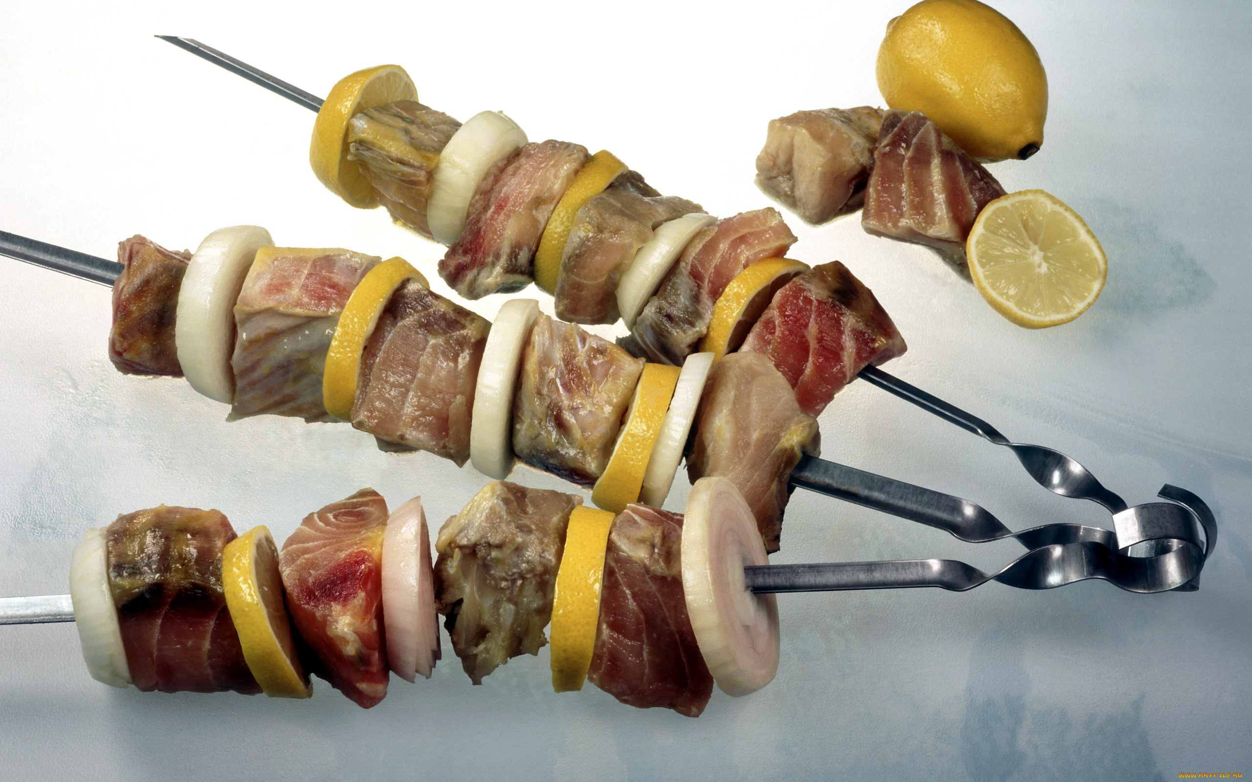 еда, шашлык, , барбекю, лимон, лук, рыба, шампуры