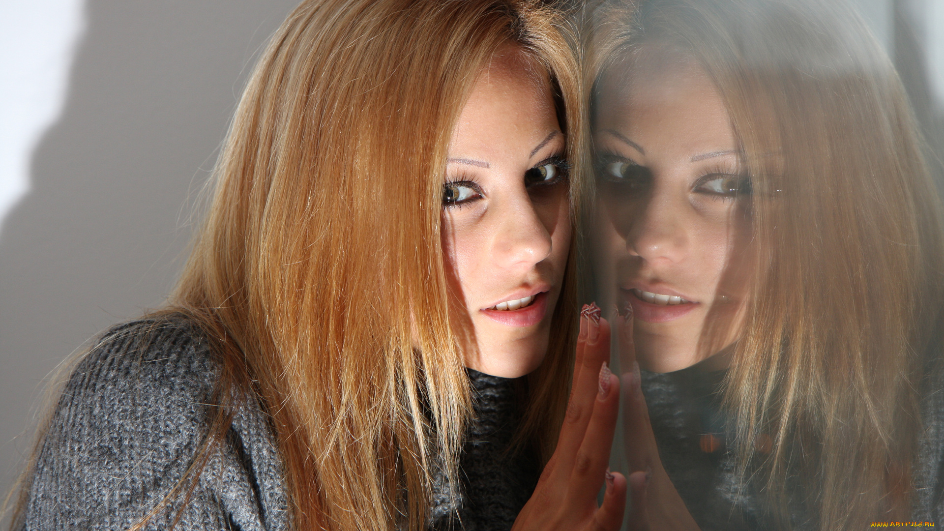 anita, pearl, девушки, anita, pearl, девушка, модель, блондинка, поза, свитер, взгляд, кофта, макияж, флирт, стекло, отражение, лицо, портрет