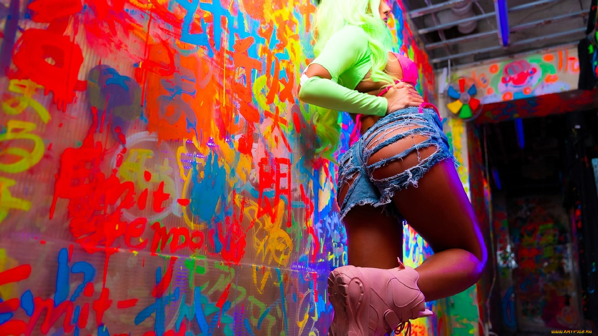 девушки, nonsummerjack, зеленые, волосы, купальник, шорты, неон, граффити, коридор, топ