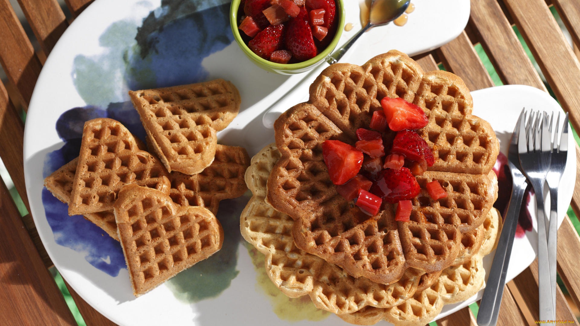 еда, пирожные, , кексы, , печенье, вилки, тарелка, клубника, выпечка, посуда, вафли, фон