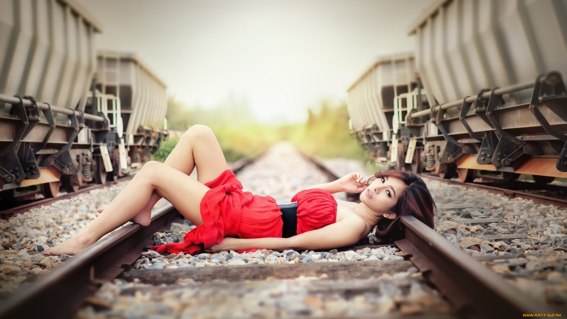 девушки, -, азиатки, платье, пояс, рельсы, гравий, вагоны, железная, дорога, красное, платье