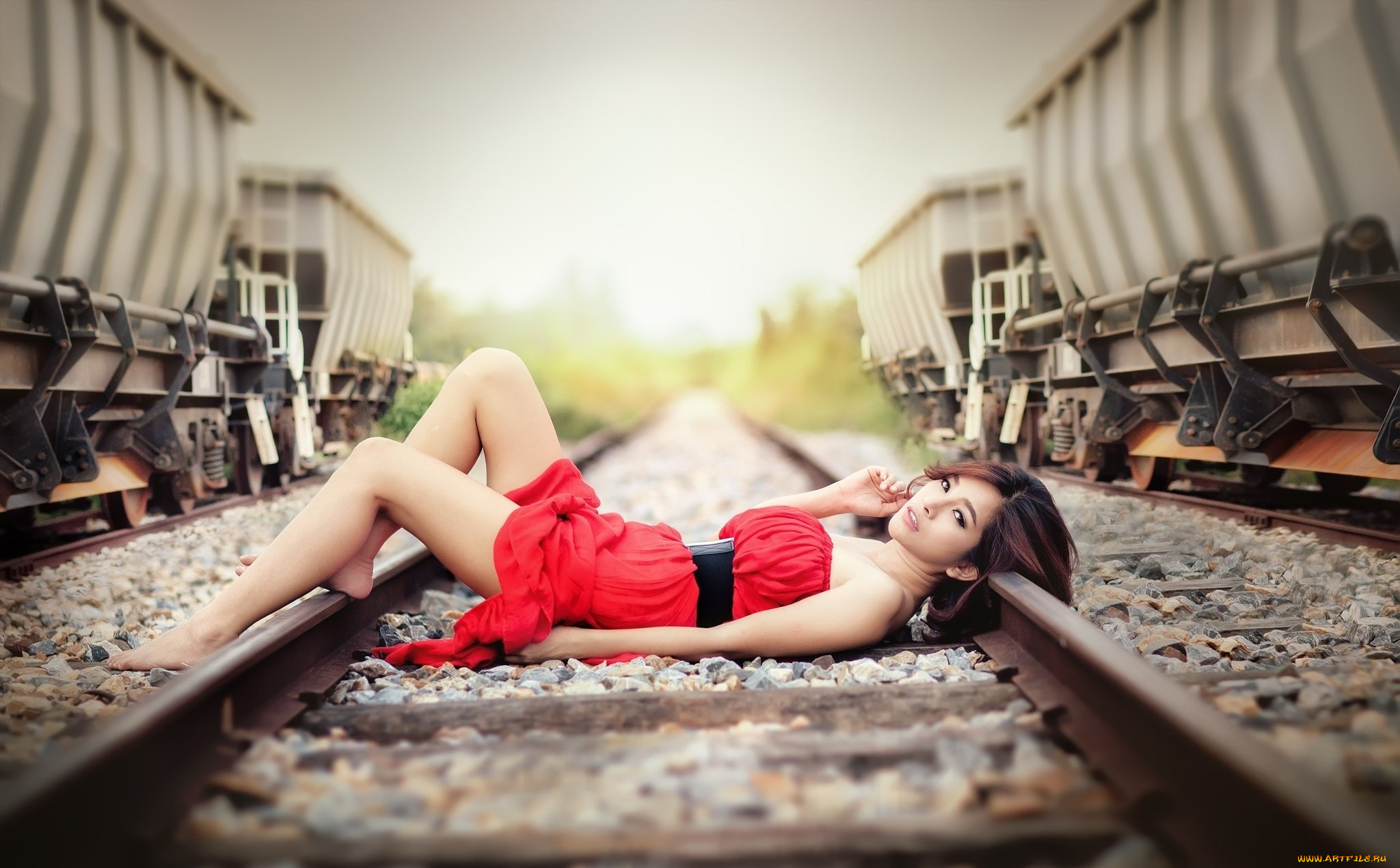 девушки, -, азиатки, платье, пояс, рельсы, гравий, вагоны, железная, дорога, красное, платье