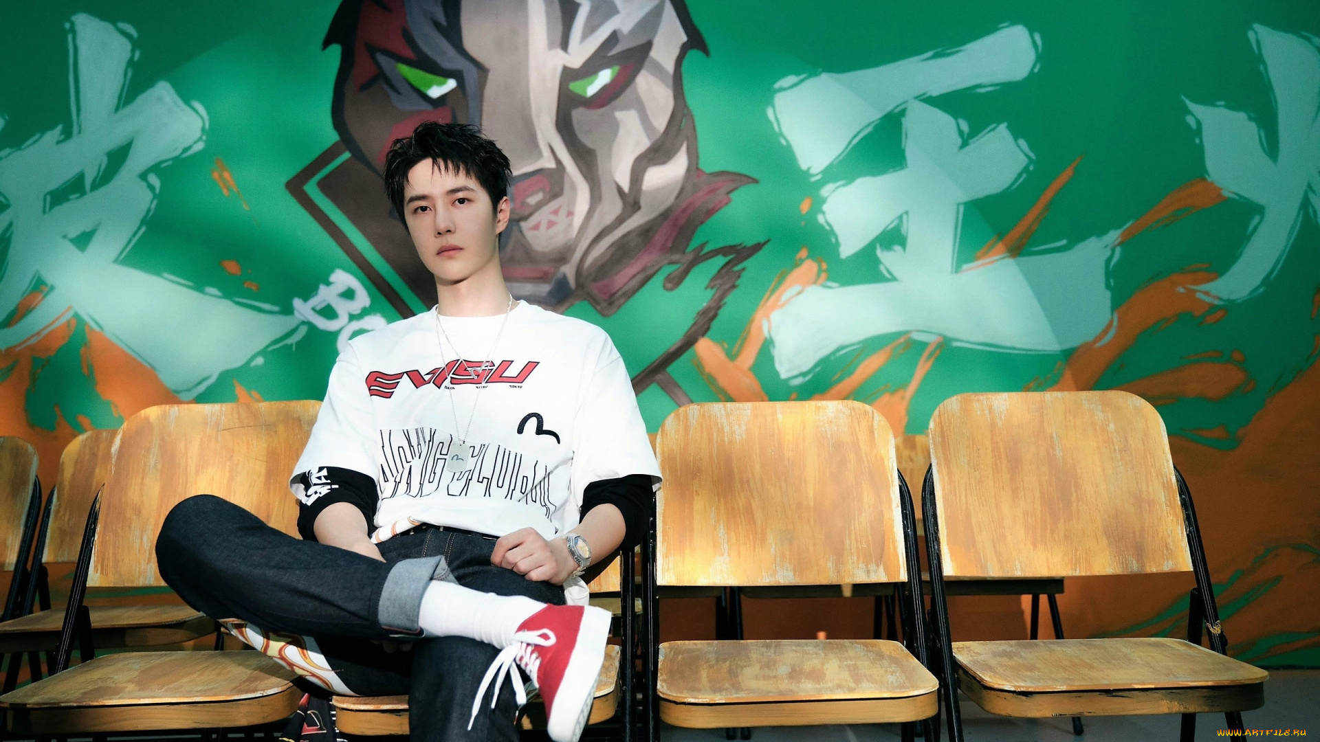 мужчины, wang, yi, bo, футболка, джинсы, стулья