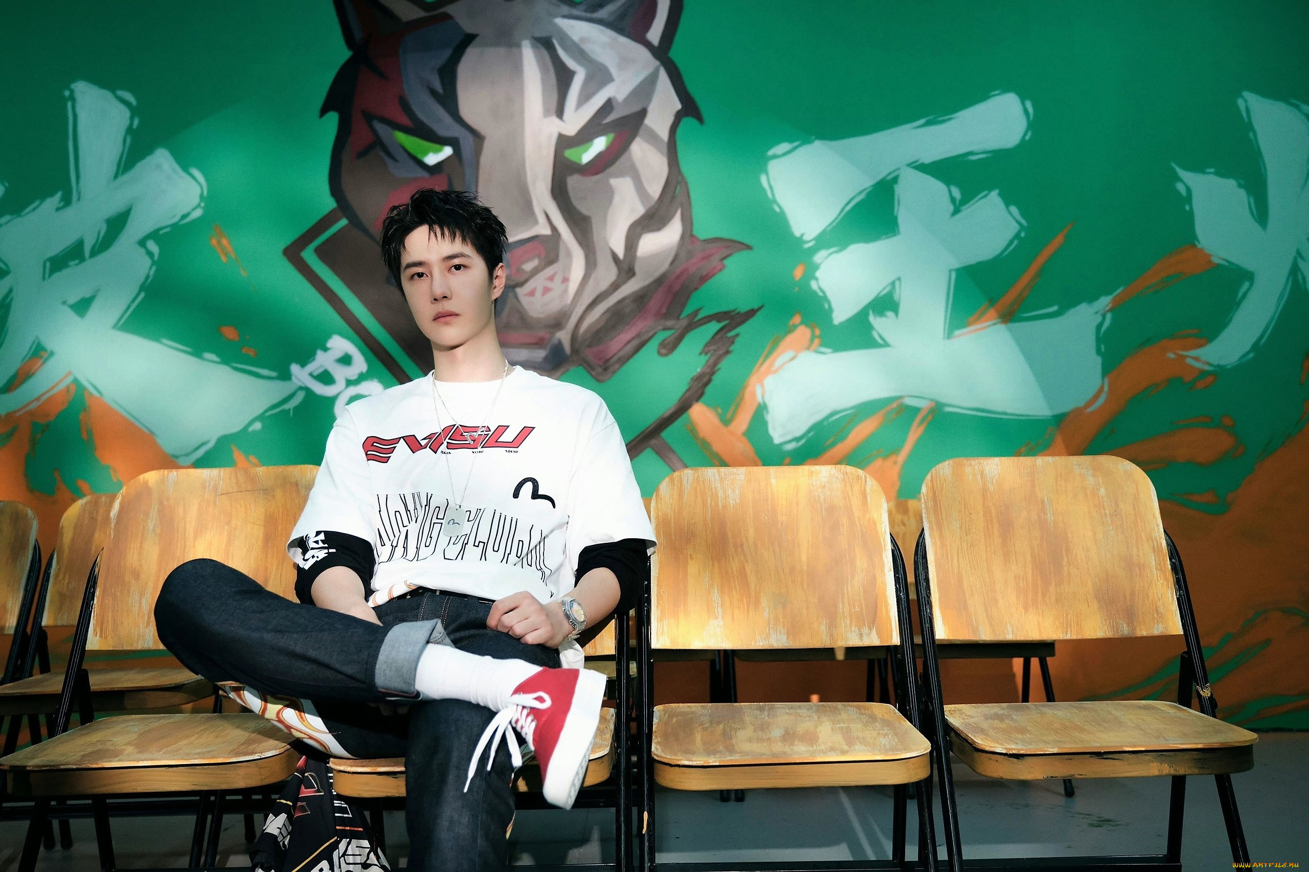 мужчины, wang, yi, bo, футболка, джинсы, стулья