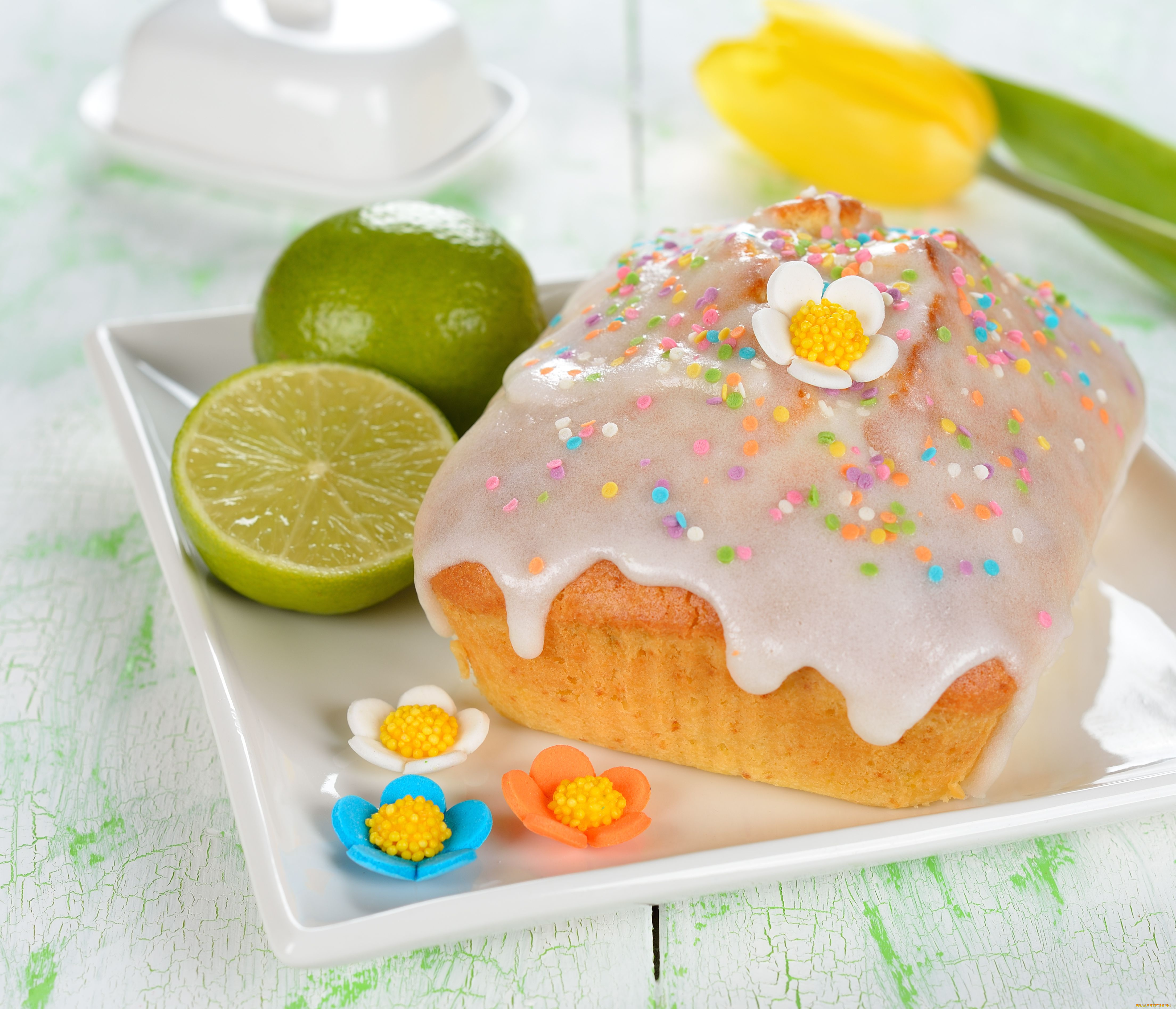 еда, пирожные, кексы, печенье, украшения, цветочки, тюльпан, тарелка, глазурь, лайм, лимонный, кекс