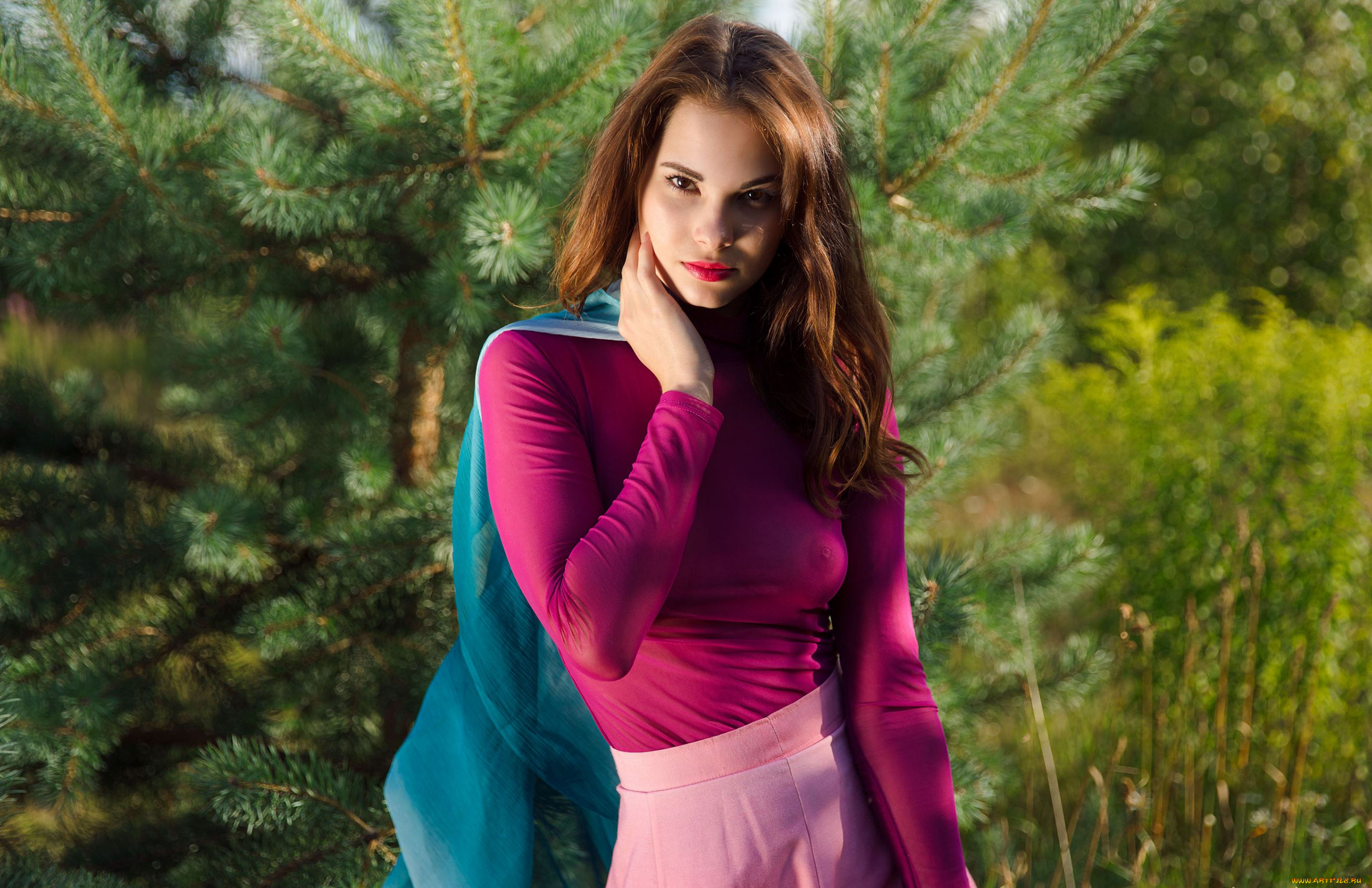 diana, fame, девушки, diana, fame, шатенка, природа, ель, зелень, сиреневый, голубой, девушка, модель, красотка, поза, стройная, сексуальная, взгляд, фигура, флирт, макияж