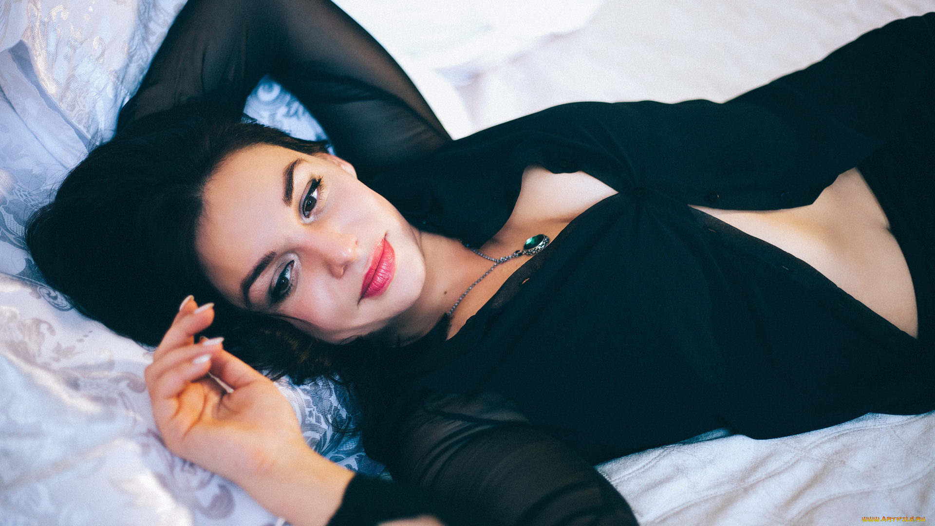 девушки, -unsort, , брюнетки, темноволосые, кулон, постель, брюнетка, блузка