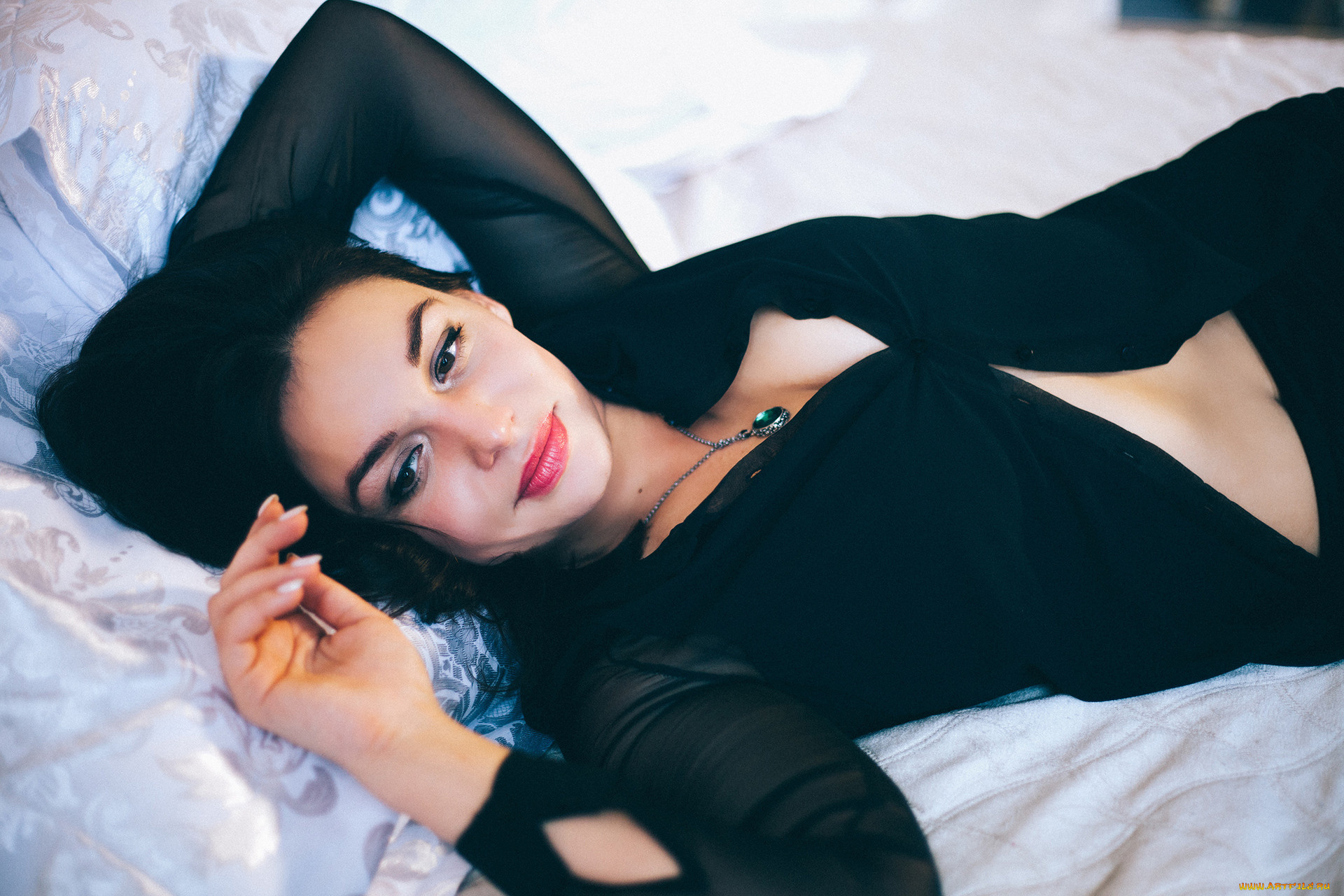 девушки, -unsort, , брюнетки, темноволосые, кулон, постель, брюнетка, блузка