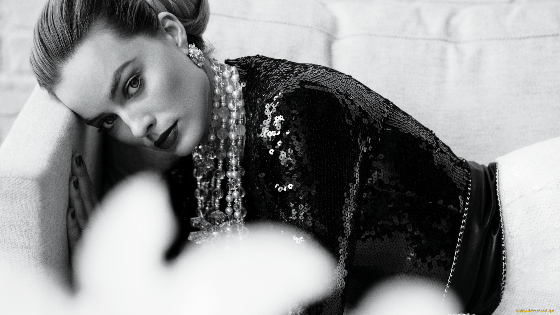 девушки, margot, robbie, актриса, черно-белая, бусы, блестки