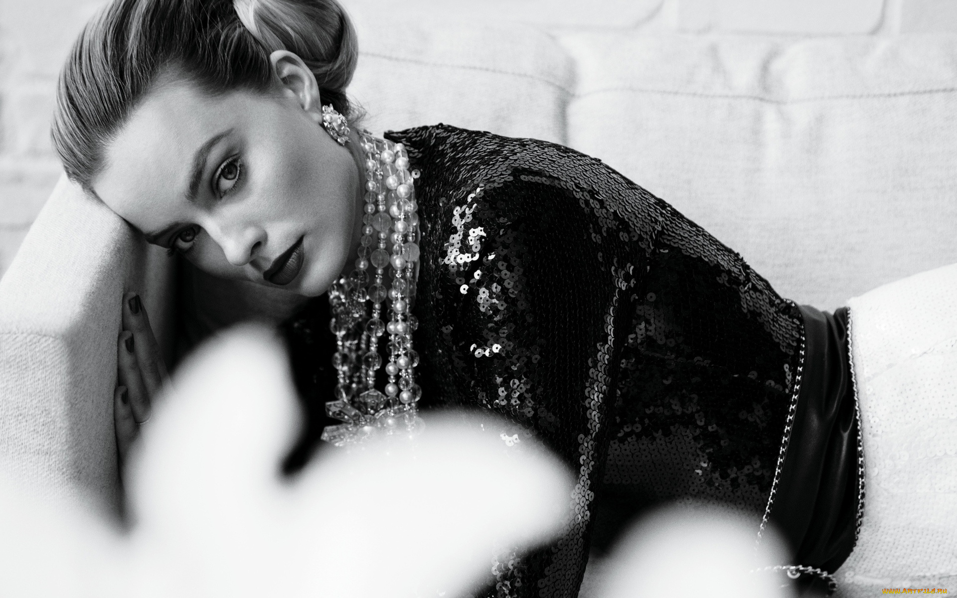 девушки, margot, robbie, актриса, черно-белая, бусы, блестки