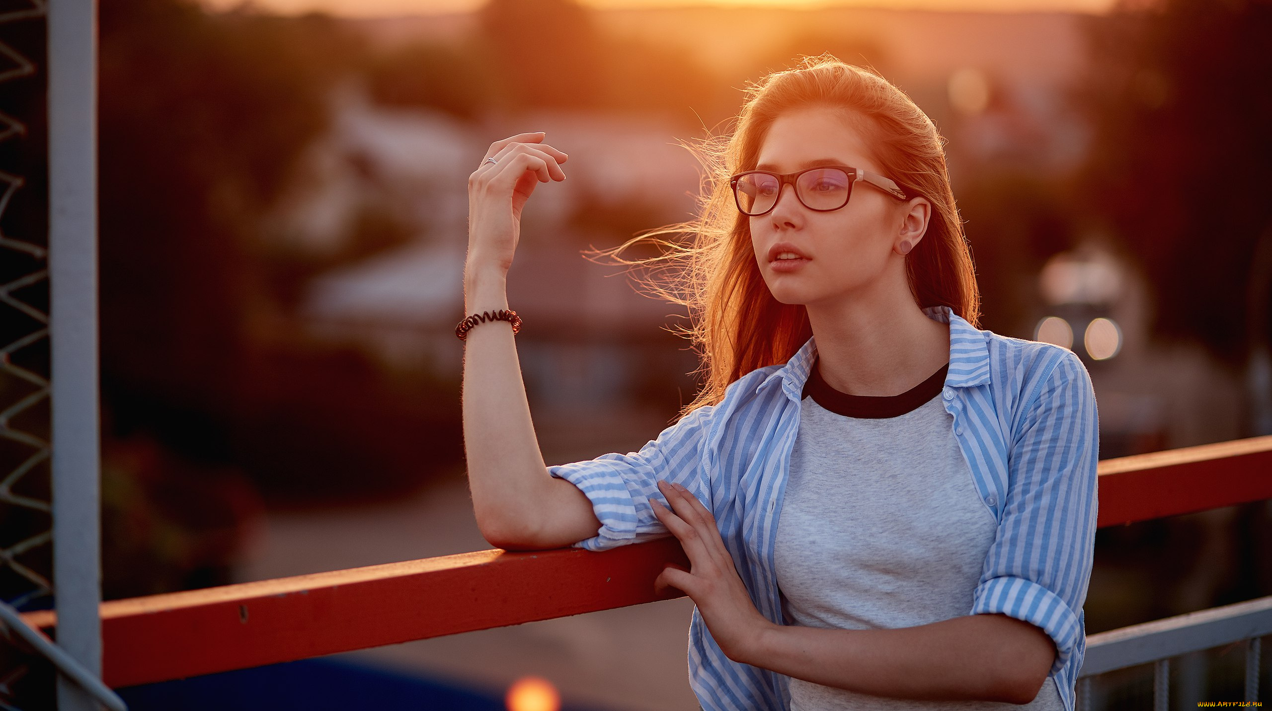 девушки, -, брюнетки, , шатенки, брюнетка, женщина, в, очках, невысокий, рост, глубина, резкости, передержка, приоткрытые, губы, браслеты, сияние, заката, солнечный, свет, взгляд, сторону, очки, размытый, фон