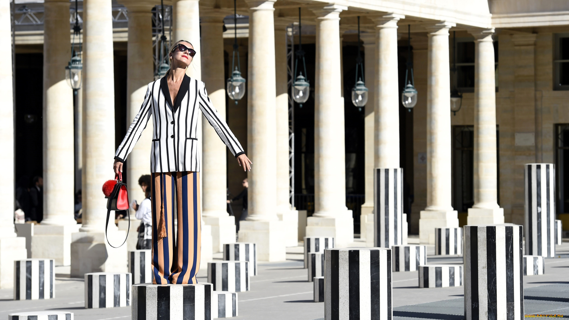 девушки, -, брюнетки, , шатенки, женщина, очки, костюм, полоски, столбы, здание