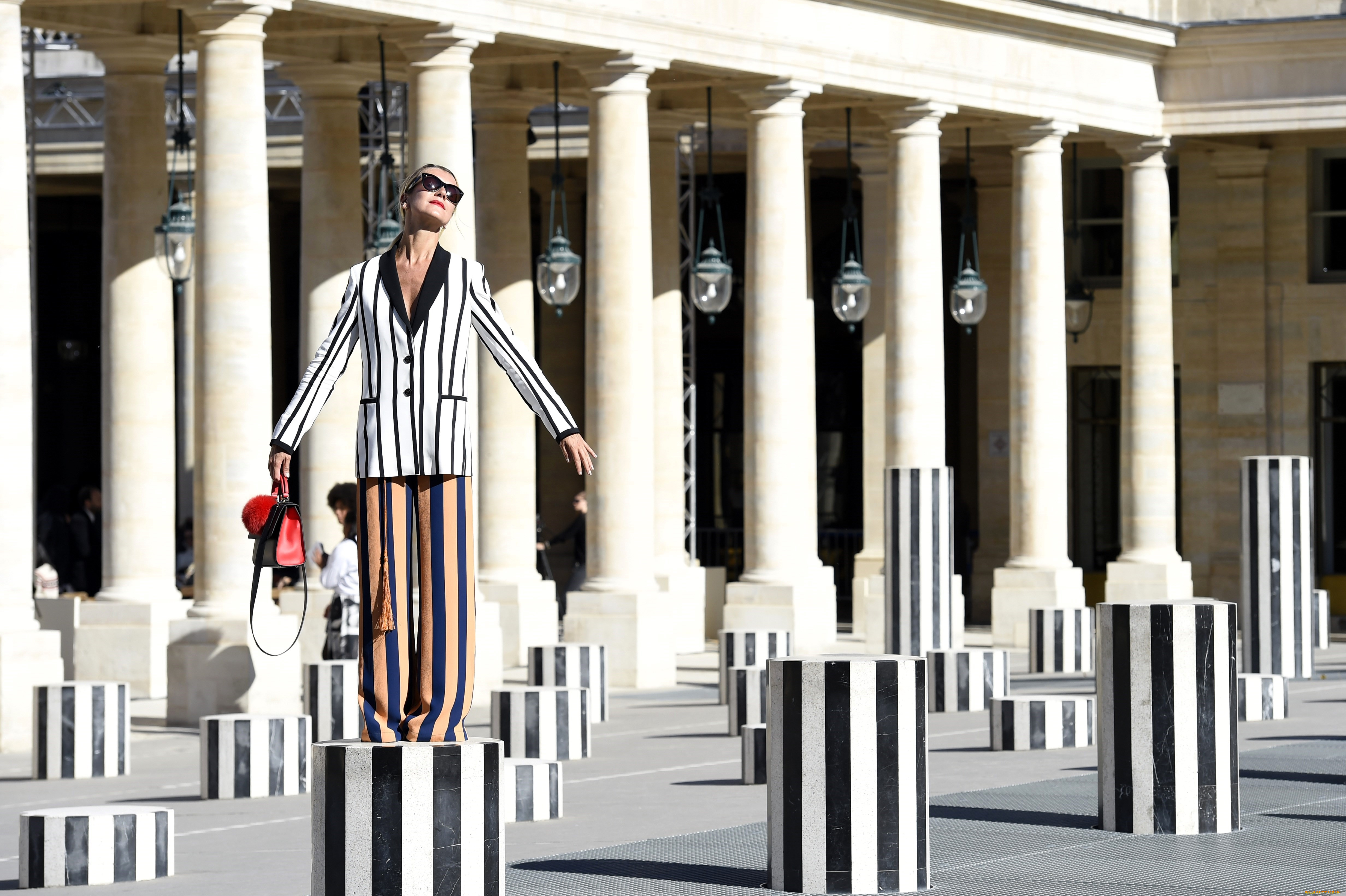 девушки, -, брюнетки, , шатенки, женщина, очки, костюм, полоски, столбы, здание