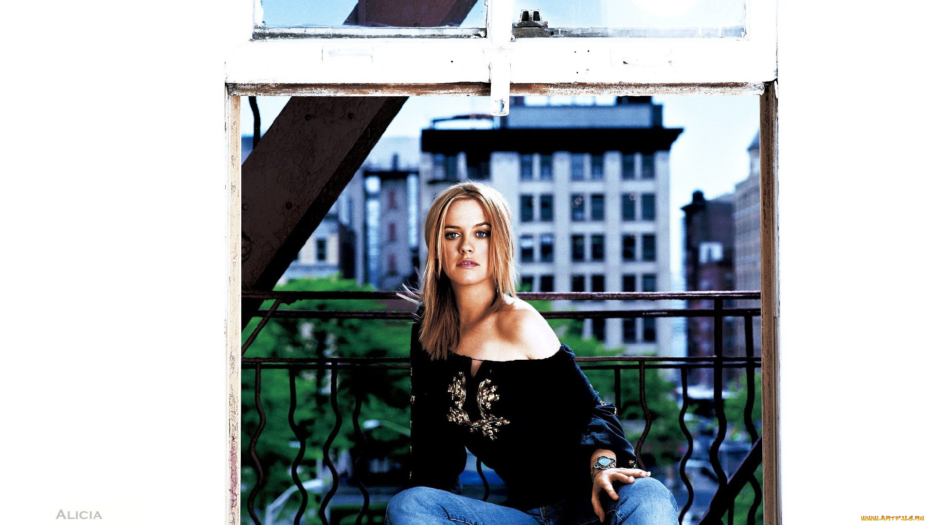 девушки, alicia, silverstone, блондинка, балкон, окно, браслет, алисия, сильверстоун, актриса, джинсы, свитер, лестница