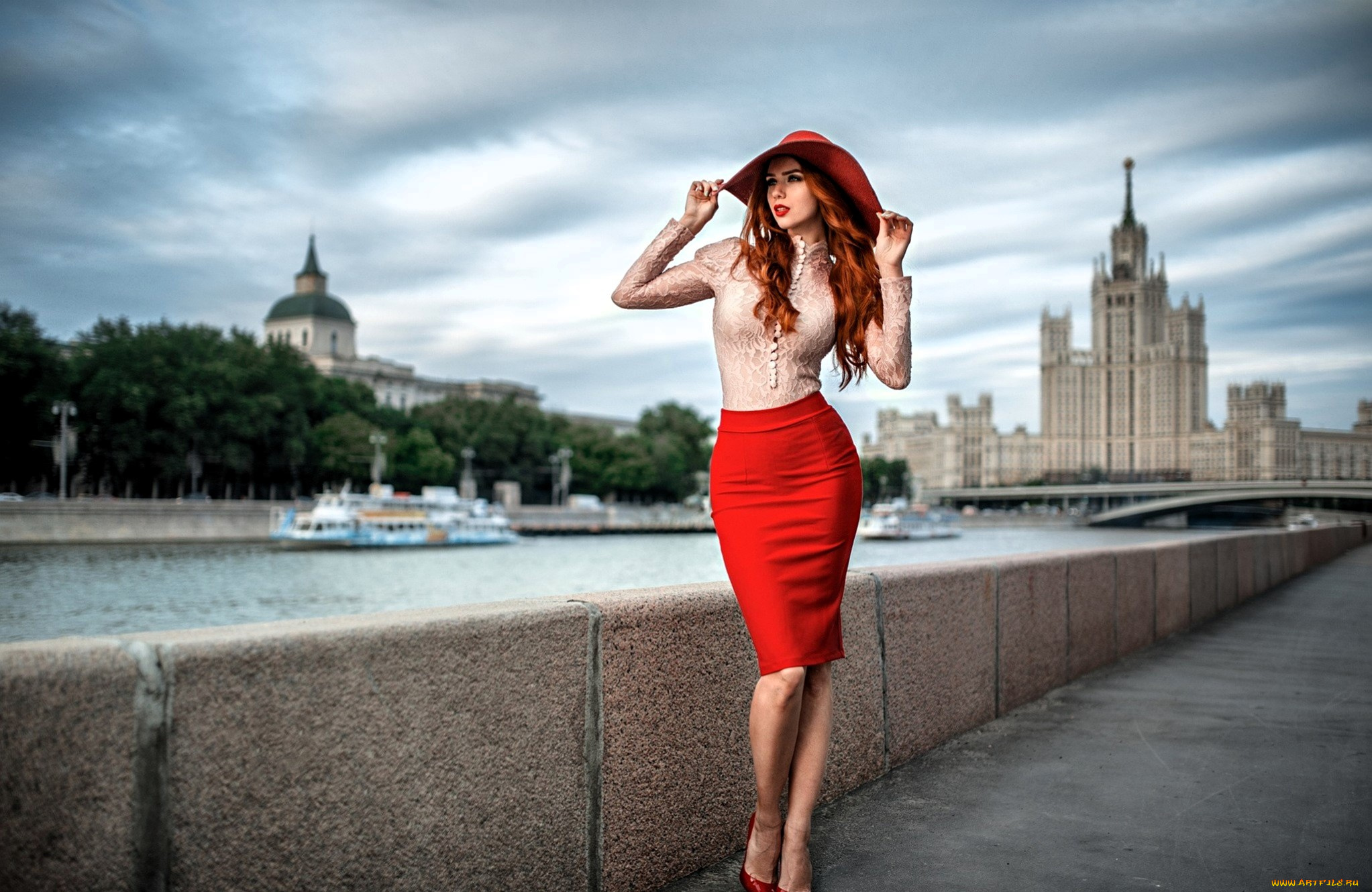 девушки, -, рыжеволосые, и, разноцветные, рыжая, шляпа, блузка, юбка, каблуки, ограда, набережная, река, здание, парк