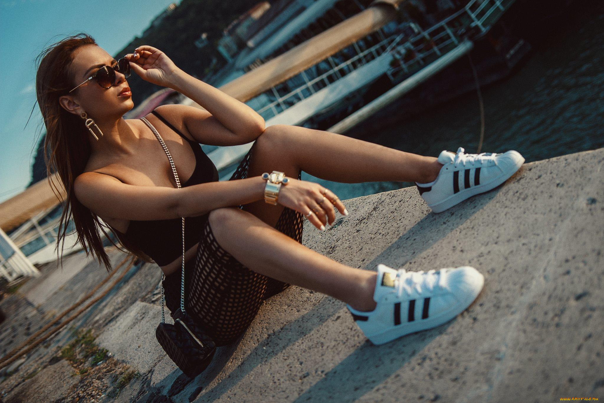 девушки, -unsort, , брюнетки, темноволосые, шатенка, очки, кроссовки, часы, сумка, набережная, серьги